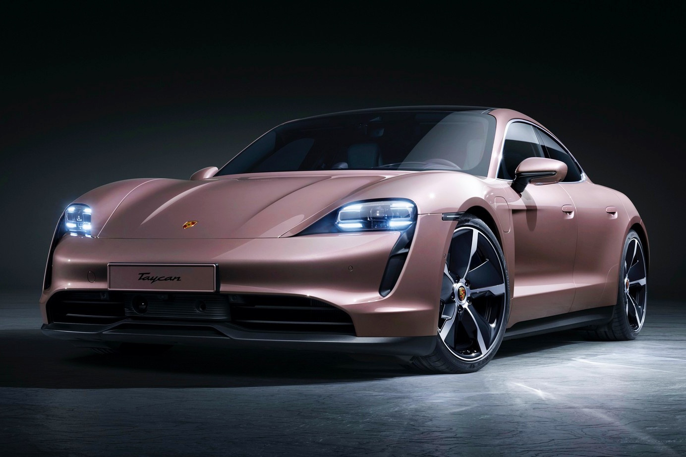 Porsche Taycan duoc bo sung ban tieu chuan, gia tu 79.900 USD hinh anh