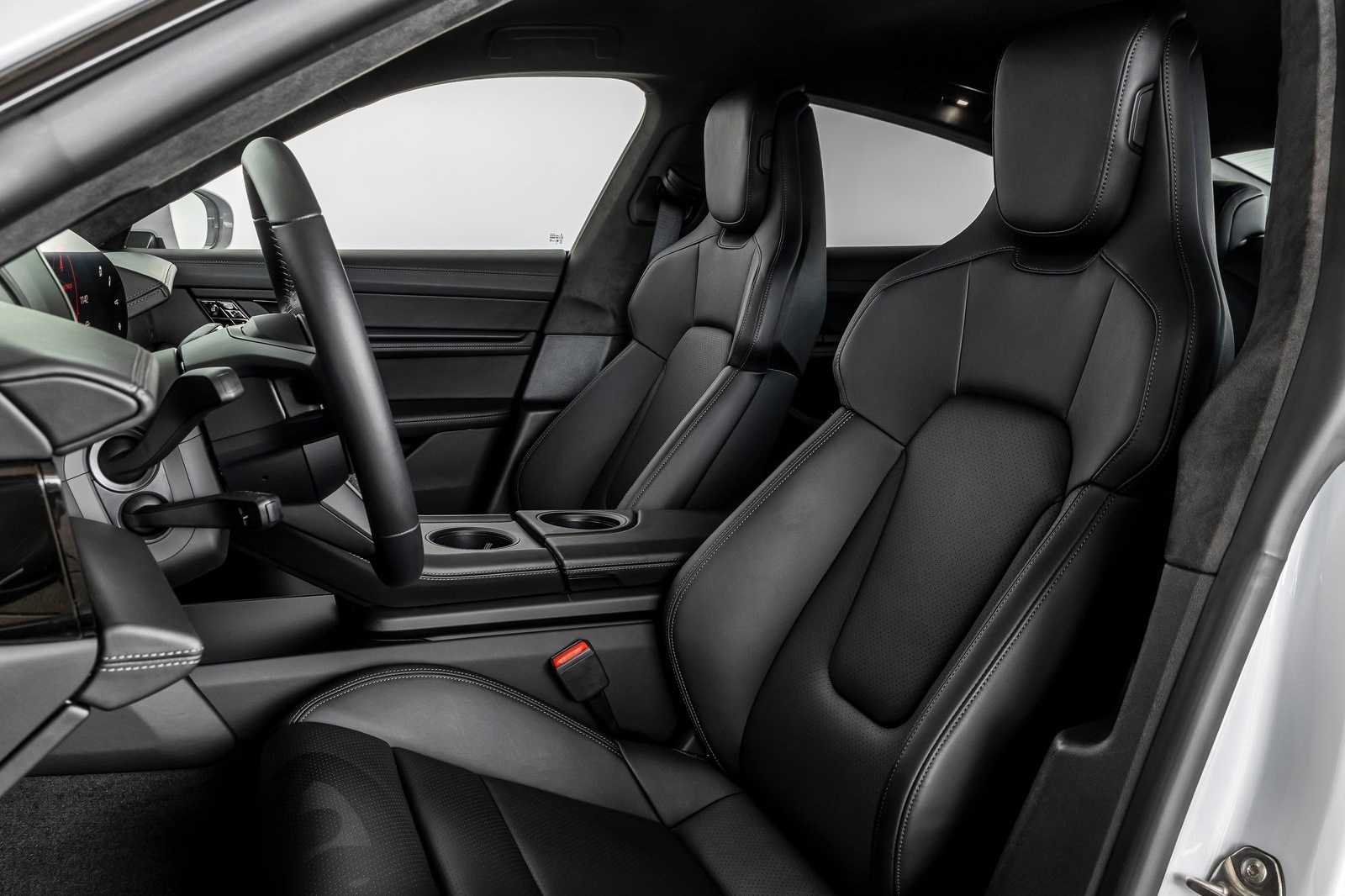 Porsche Taycan duoc bo sung ban tieu chuan anh 9