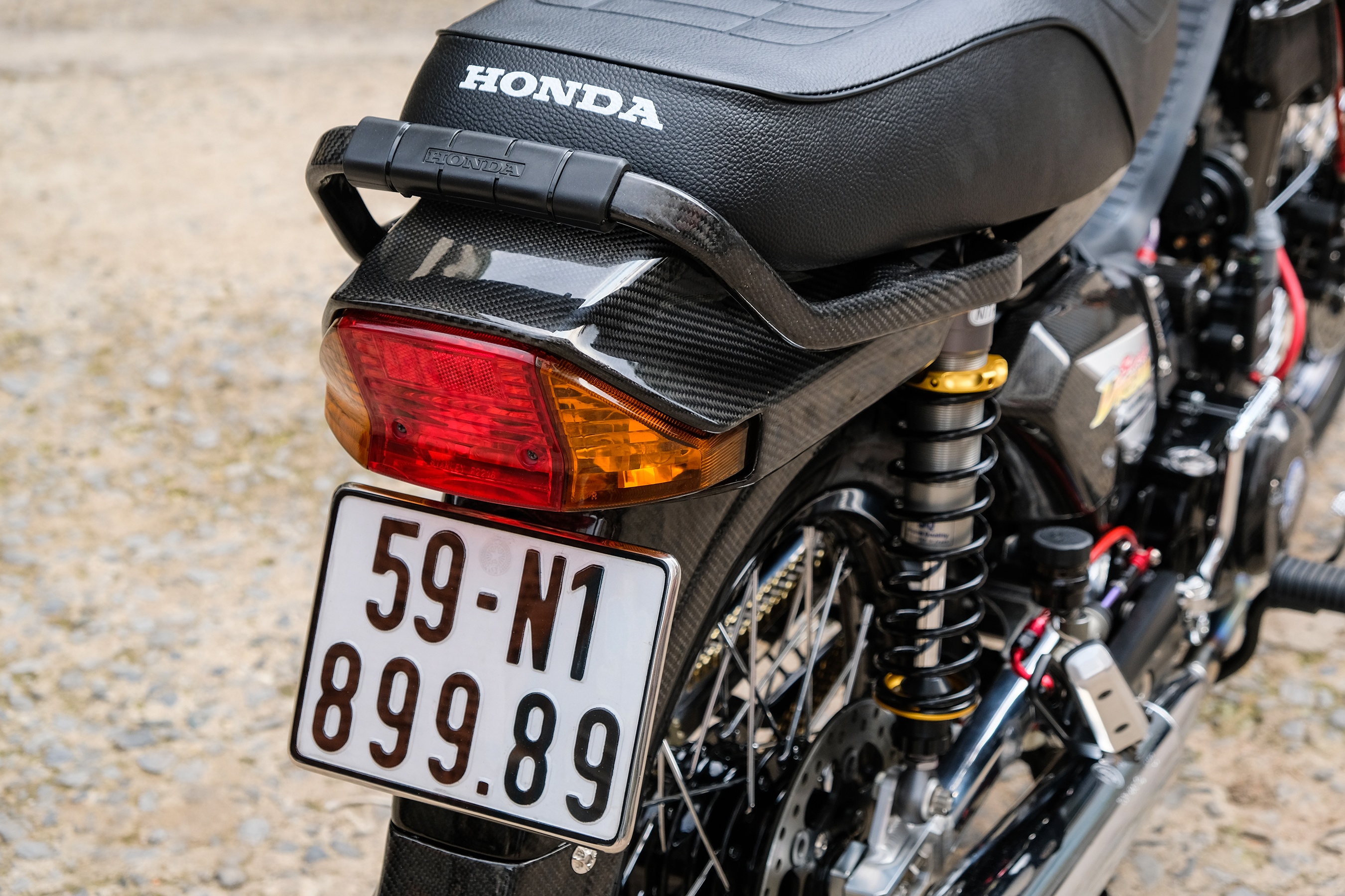 Honda Dream được độ dàn áo carbon tại TP.HCM ảnh 11 Honda Dream duoc do dan ao carbon tai TP.HCM anh 11