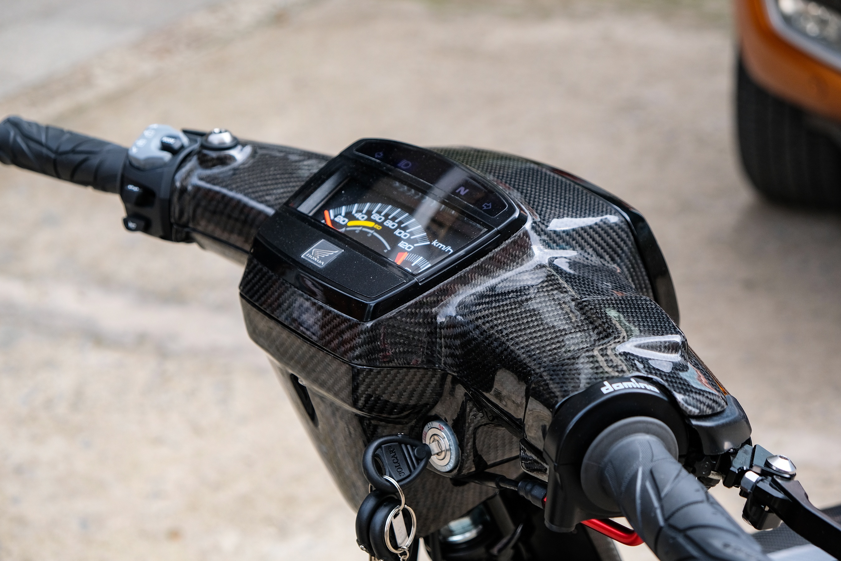 Honda Dream được độ dàn áo carbon tại TP.HCM ảnh 5 Honda Dream duoc do dan ao carbon tai TP.HCM anh 5