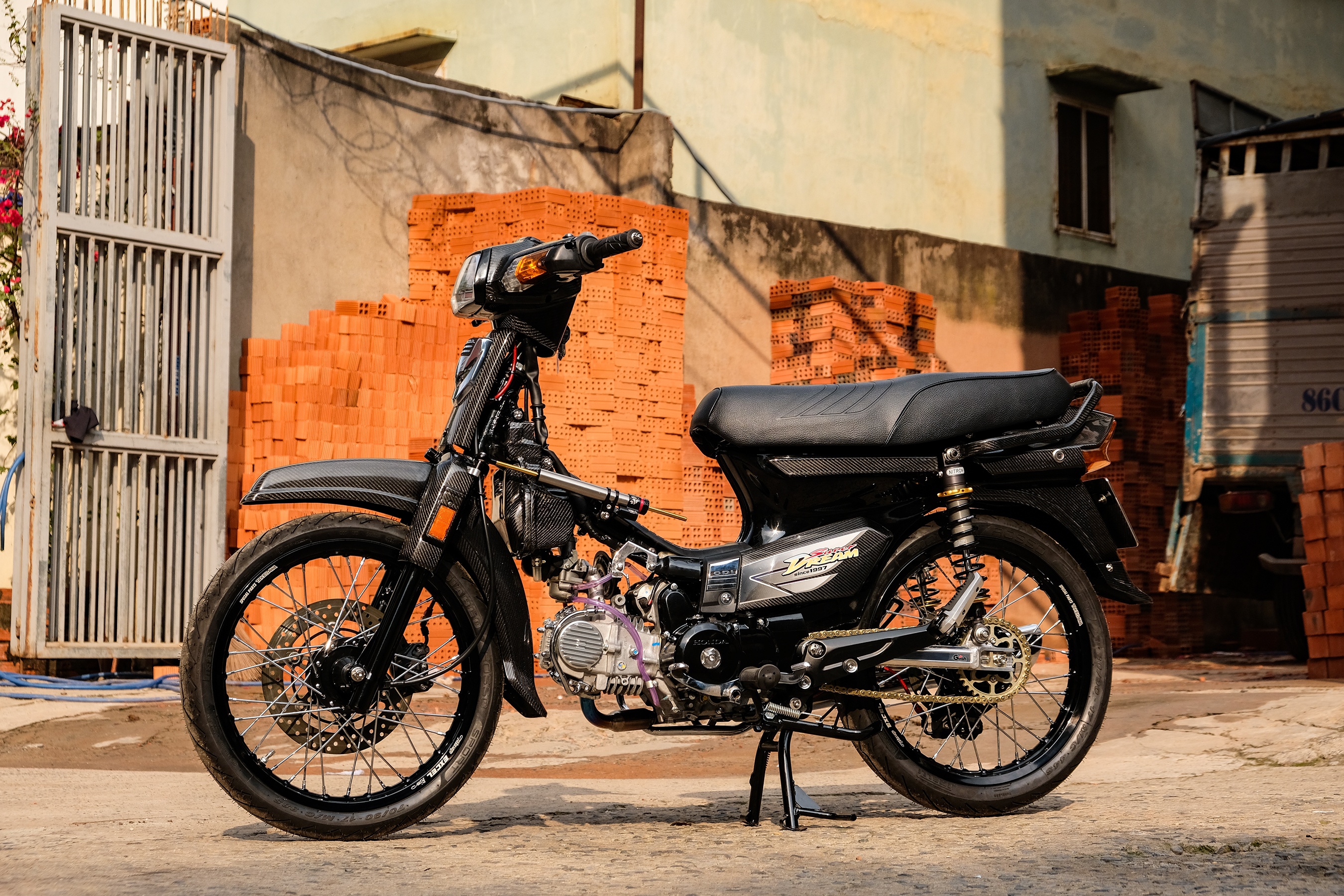 Honda Dream được độ dàn áo carbon tại TP.HCM ảnh 1 Honda Dream duoc do dan ao carbon tai TP.HCM anh 1