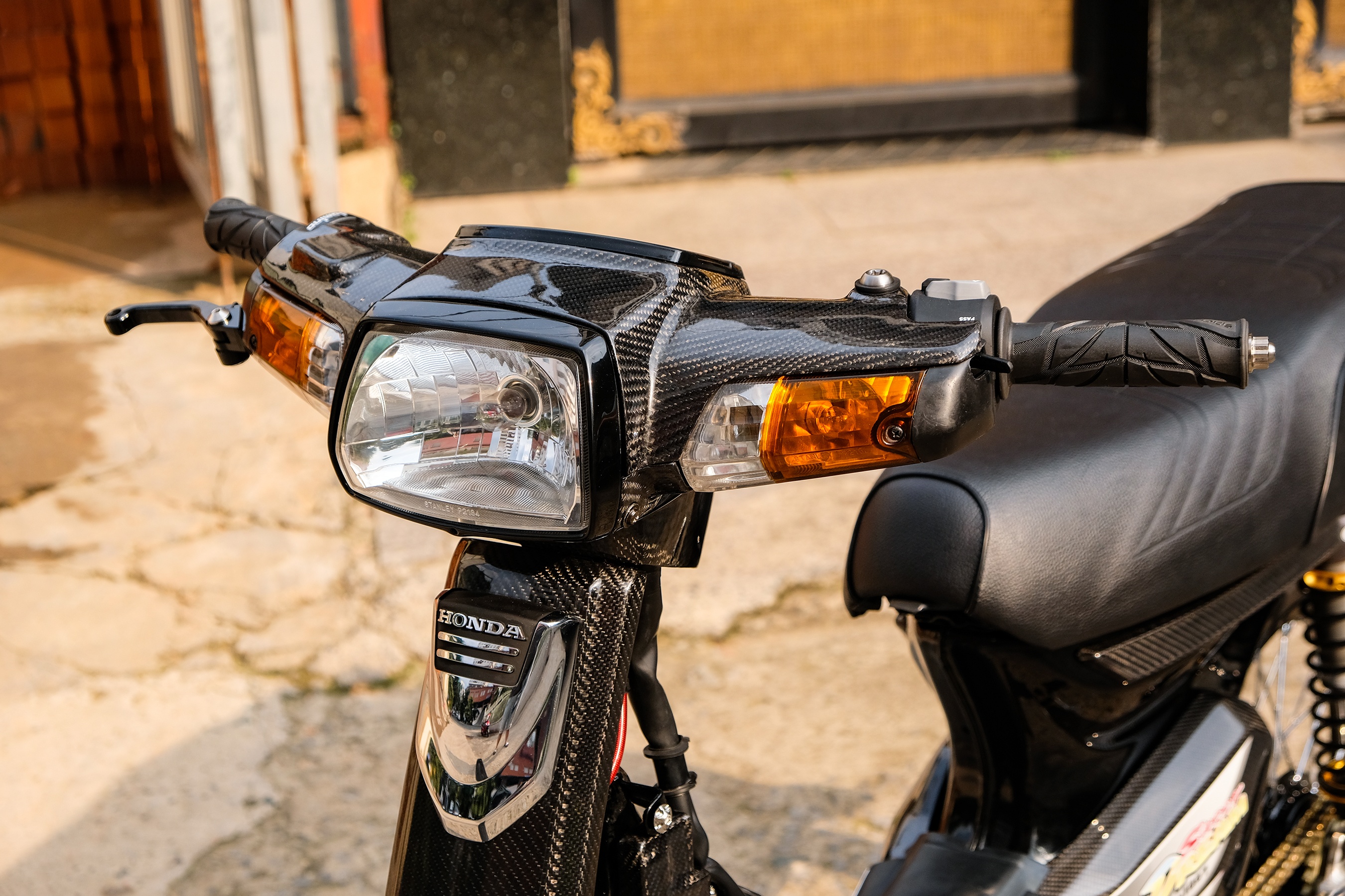 Honda Dream được độ dàn áo carbon tại TP.HCM ảnh 4 Honda Dream duoc do dan ao carbon tai TP.HCM anh 4