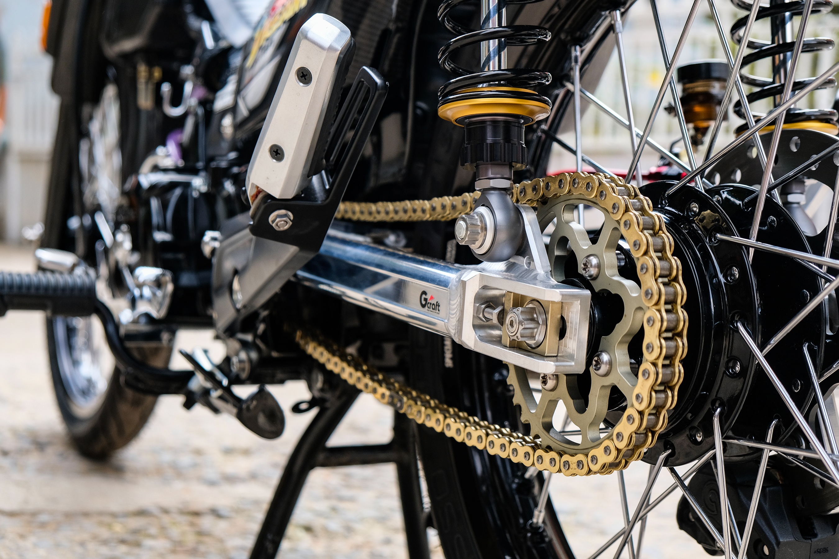 Honda Dream được độ dàn áo carbon tại TP.HCM ảnh 13 Honda Dream duoc do dan ao carbon tai TP.HCM anh 13