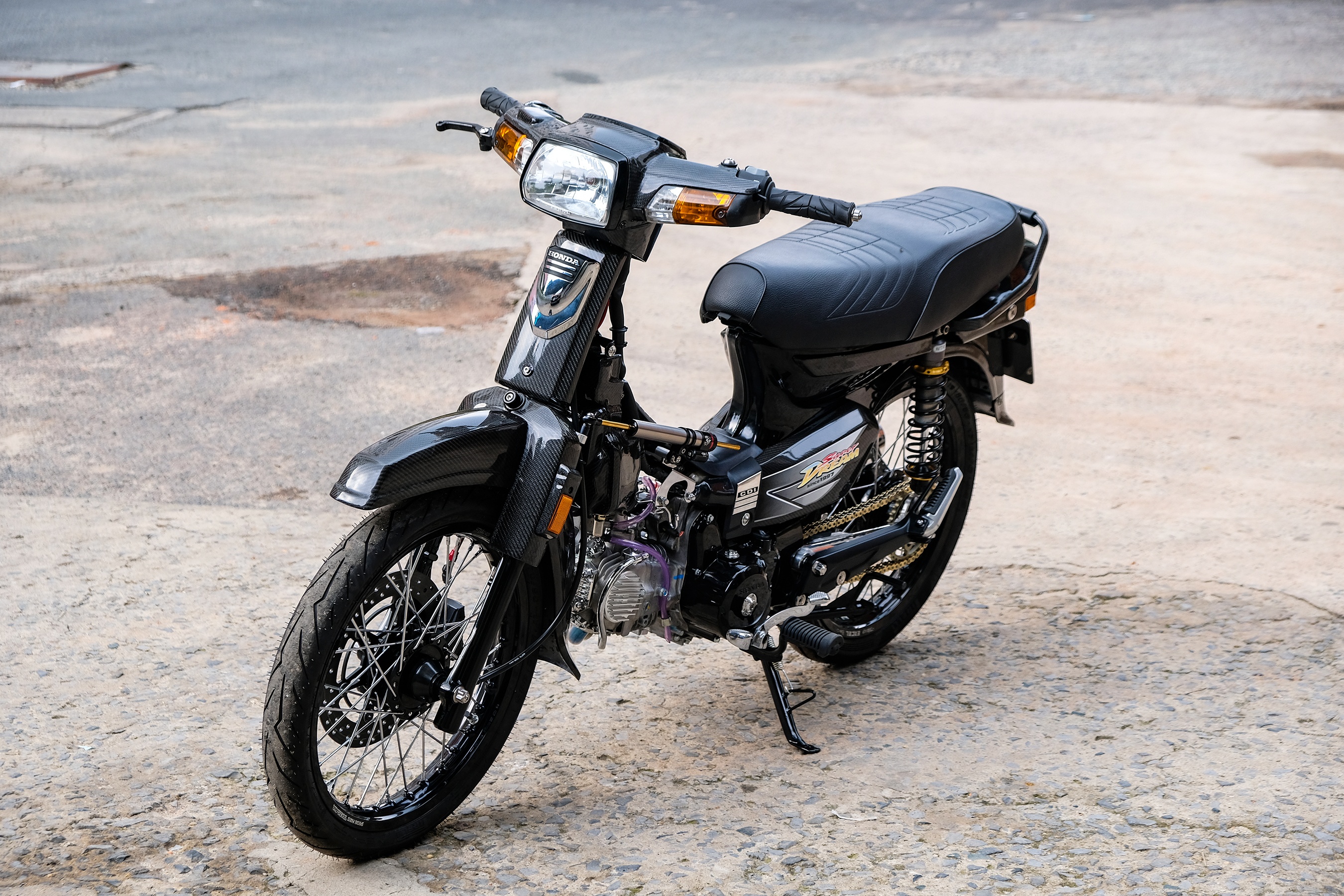 Honda Dream noi bat voi goi do hon 100 trieu dong tai TP.HCM hinh anh