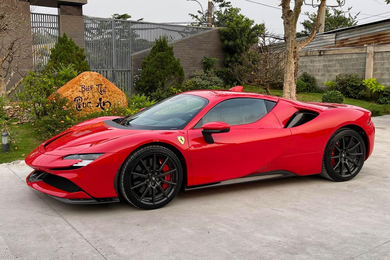 Sieu xe Ferrari SF90 Stradale dau tien duoc mang ve Viet Nam hinh anh
