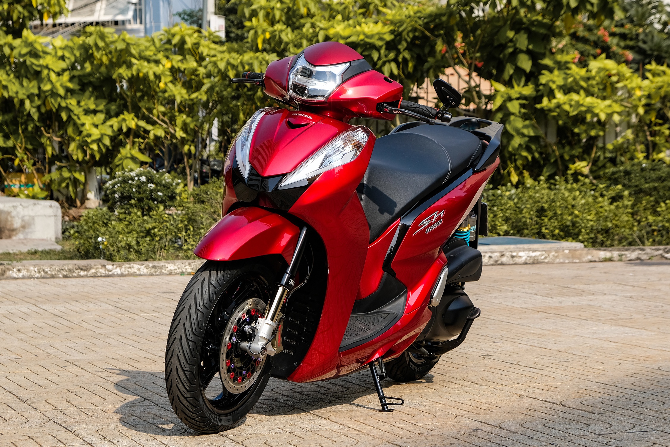 Honda SH 300i noi bat voi goi do hon 250 trieu dong tai TP.HCM hinh anh