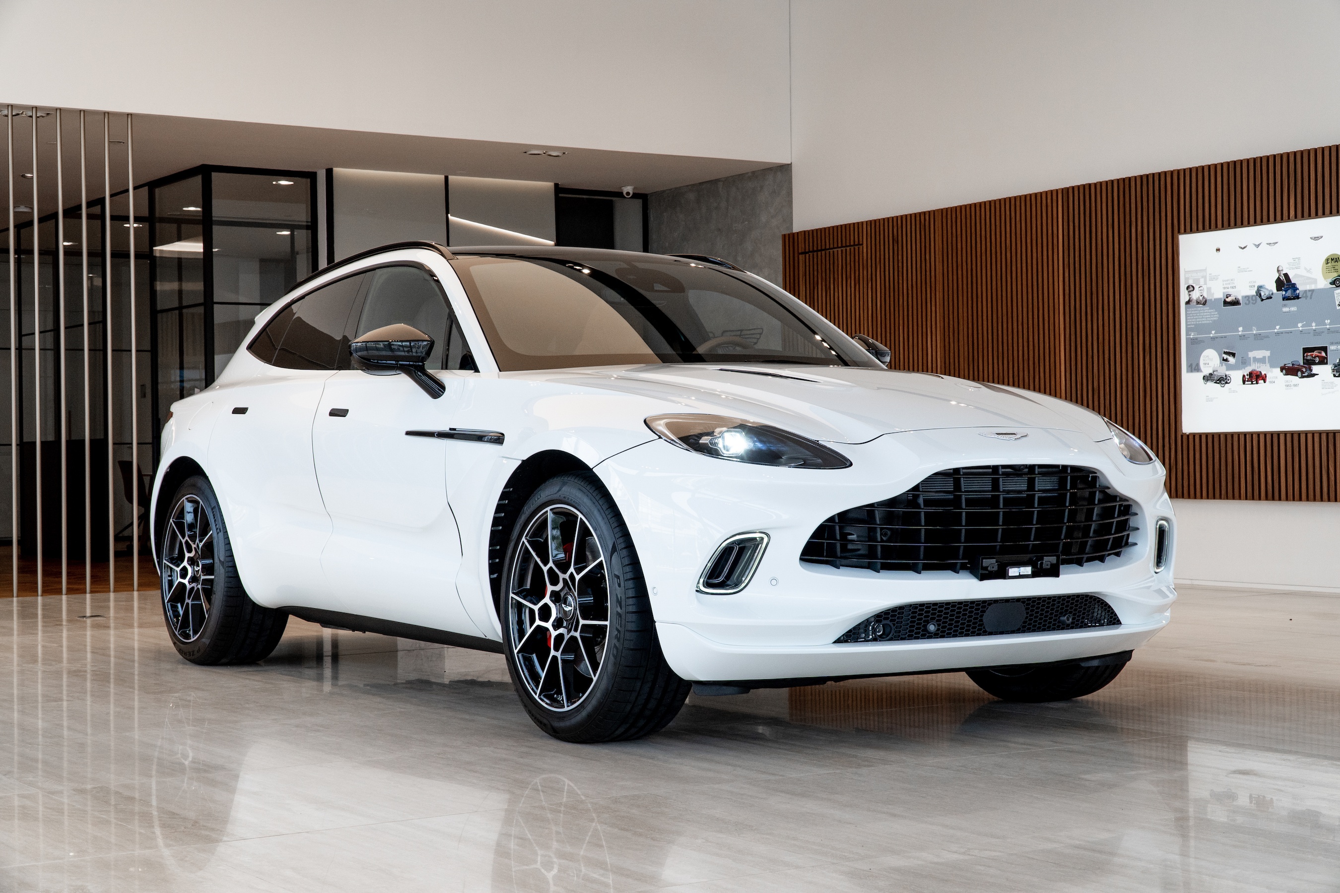 Aston Martin DBX duoc ra mat tai Viet Nam anh 1