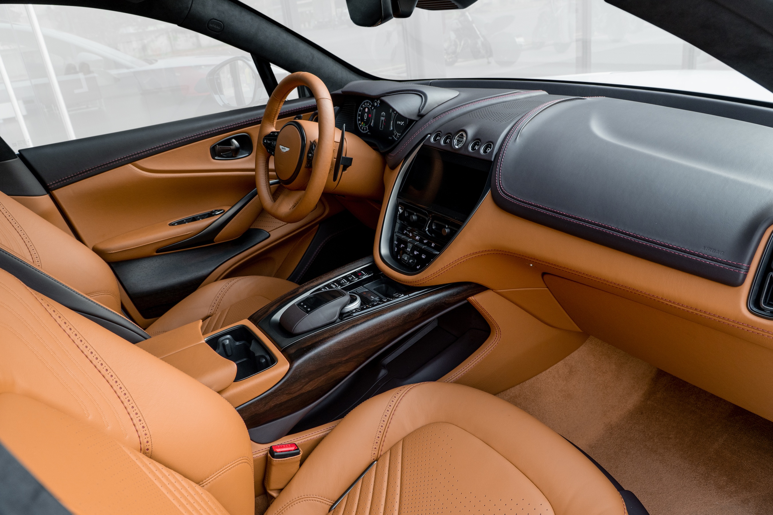 Aston Martin DBX duoc ra mat tai Viet Nam anh 3