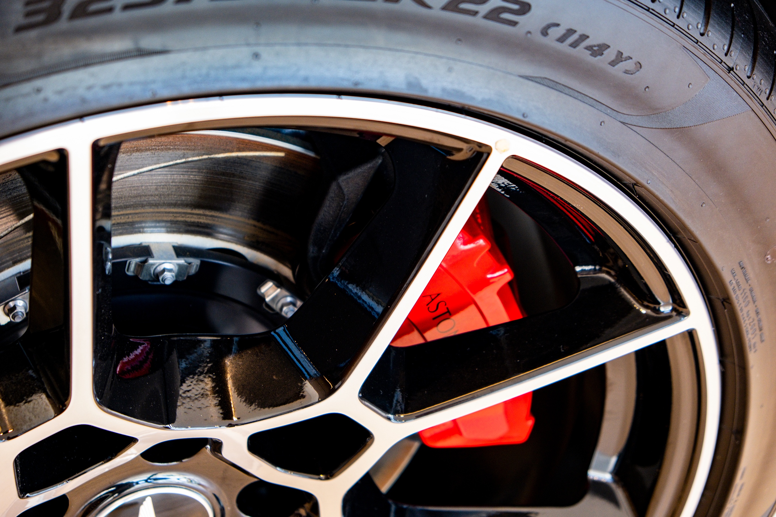 Chi tiết Aston Martin DBX tại Việt Nam ảnh 13 Chi tiet Aston Martin DBX tai Viet Nam anh 13