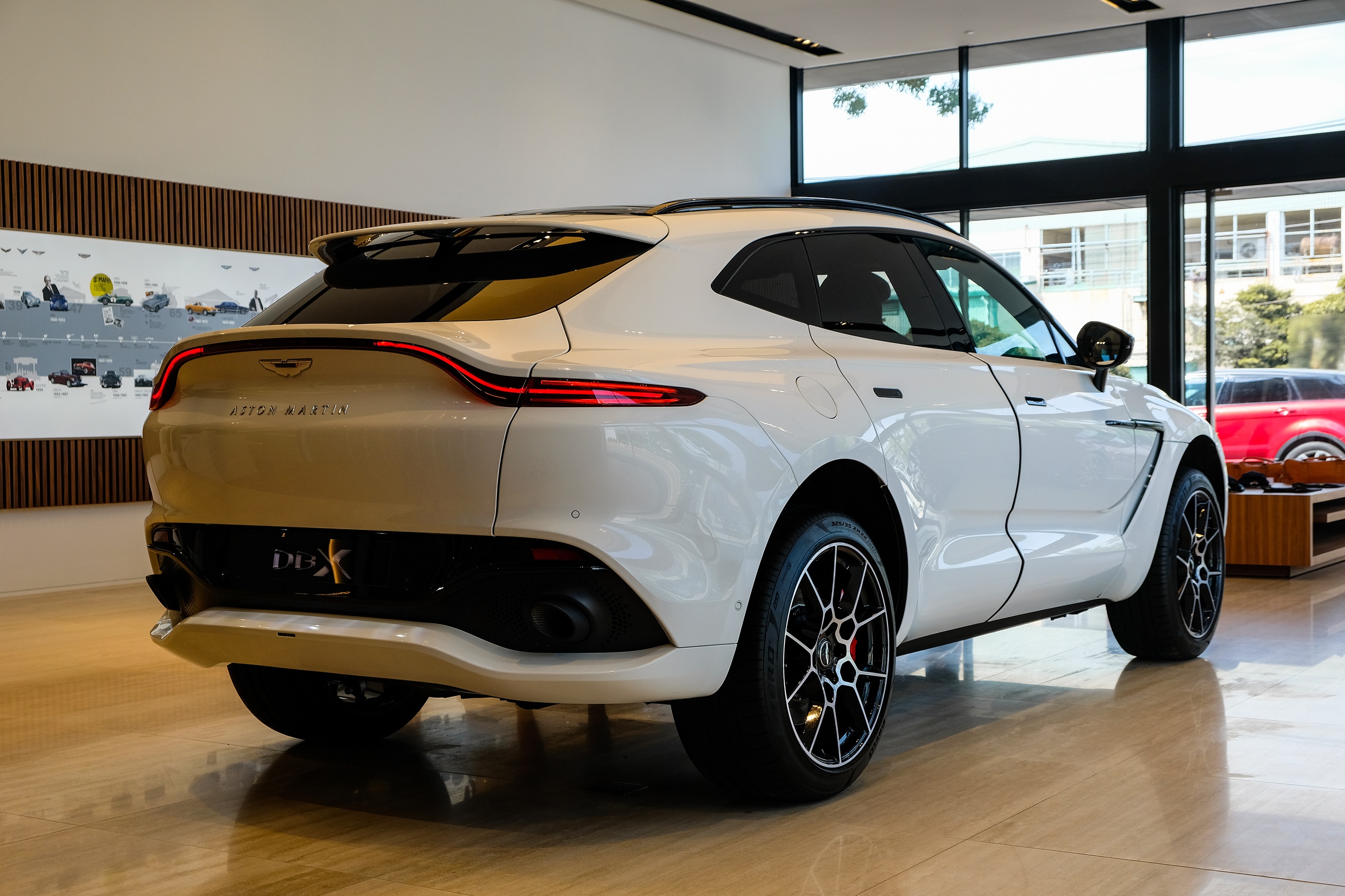 Chi tiet Aston Martin DBX tai Viet Nam anh 2