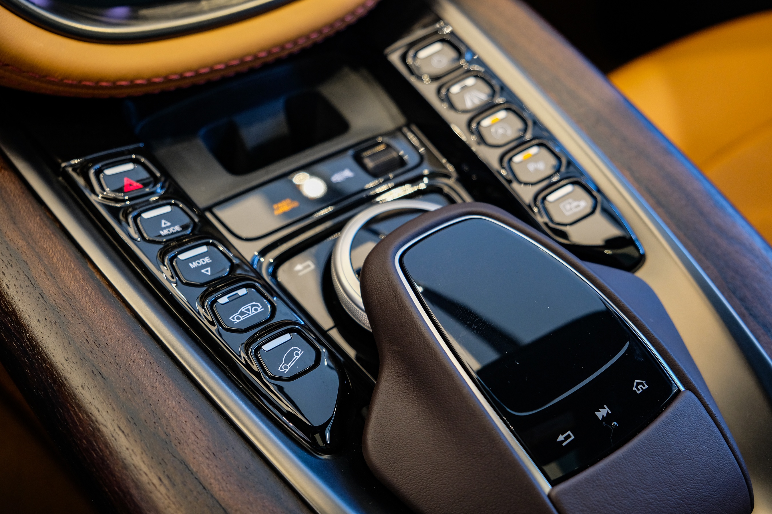 Chi tiết Aston Martin DBX tại Việt Nam ảnh 23 Chi tiet Aston Martin DBX tai Viet Nam anh 23