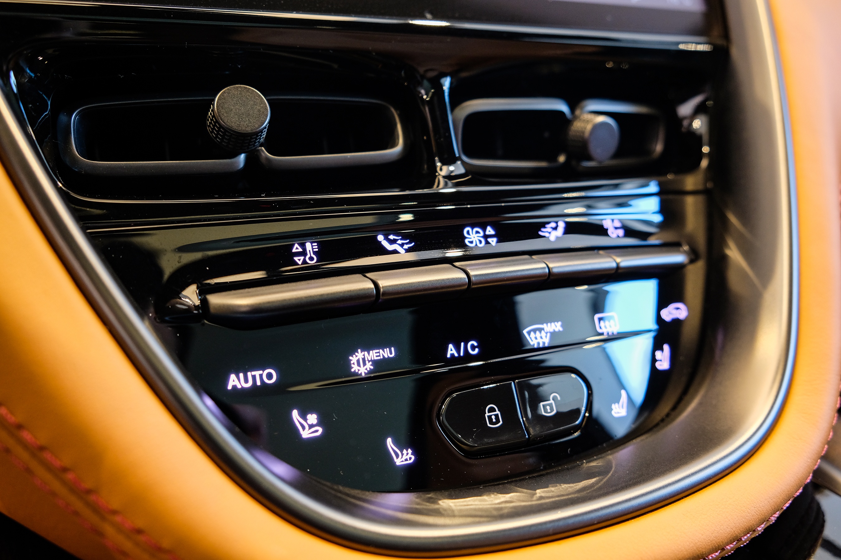 Chi tiết Aston Martin DBX tại Việt Nam ảnh 25 Chi tiet Aston Martin DBX tai Viet Nam anh 25