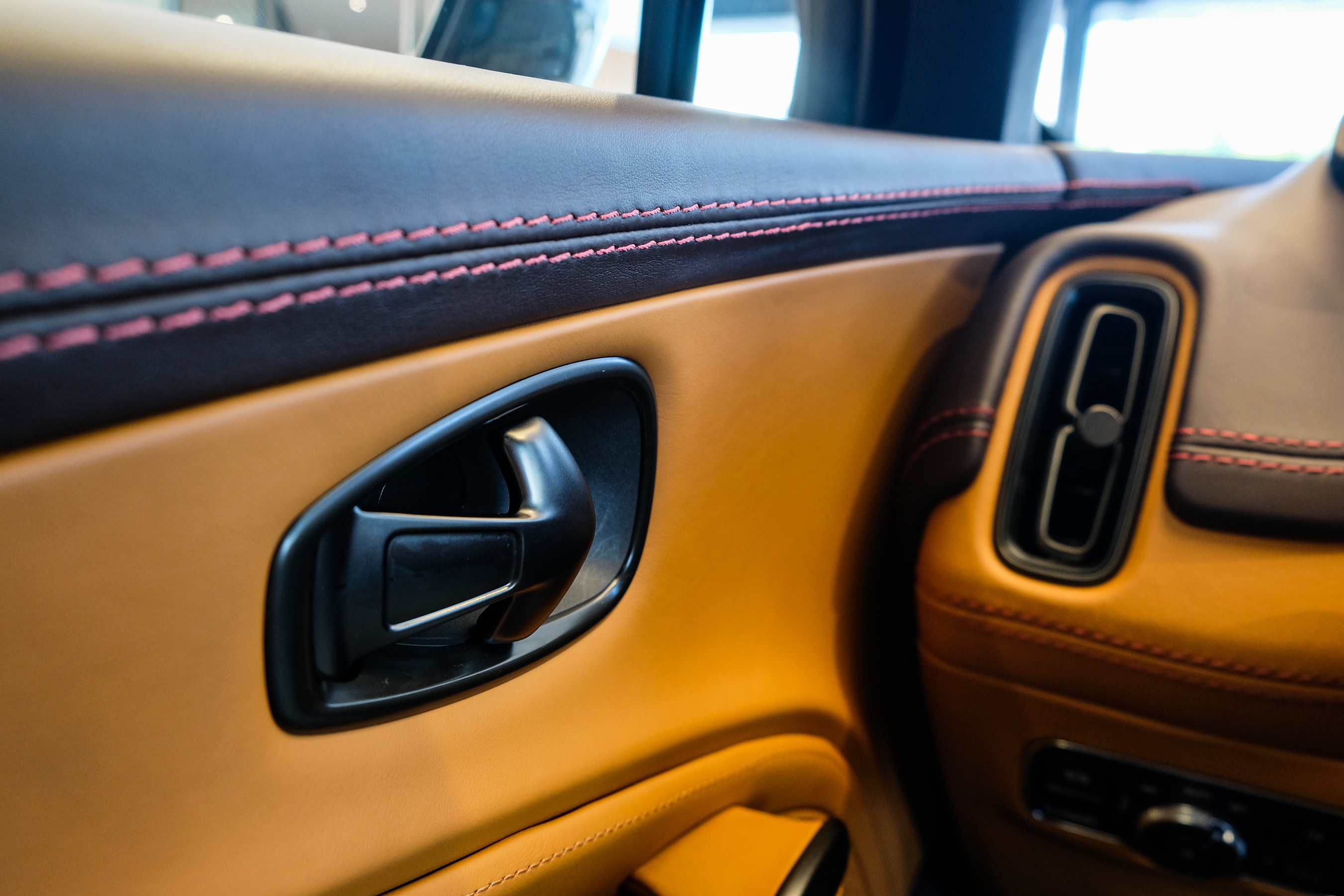 Chi tiết Aston Martin DBX tại Việt Nam ảnh 18 Chi tiet Aston Martin DBX tai Viet Nam anh 18