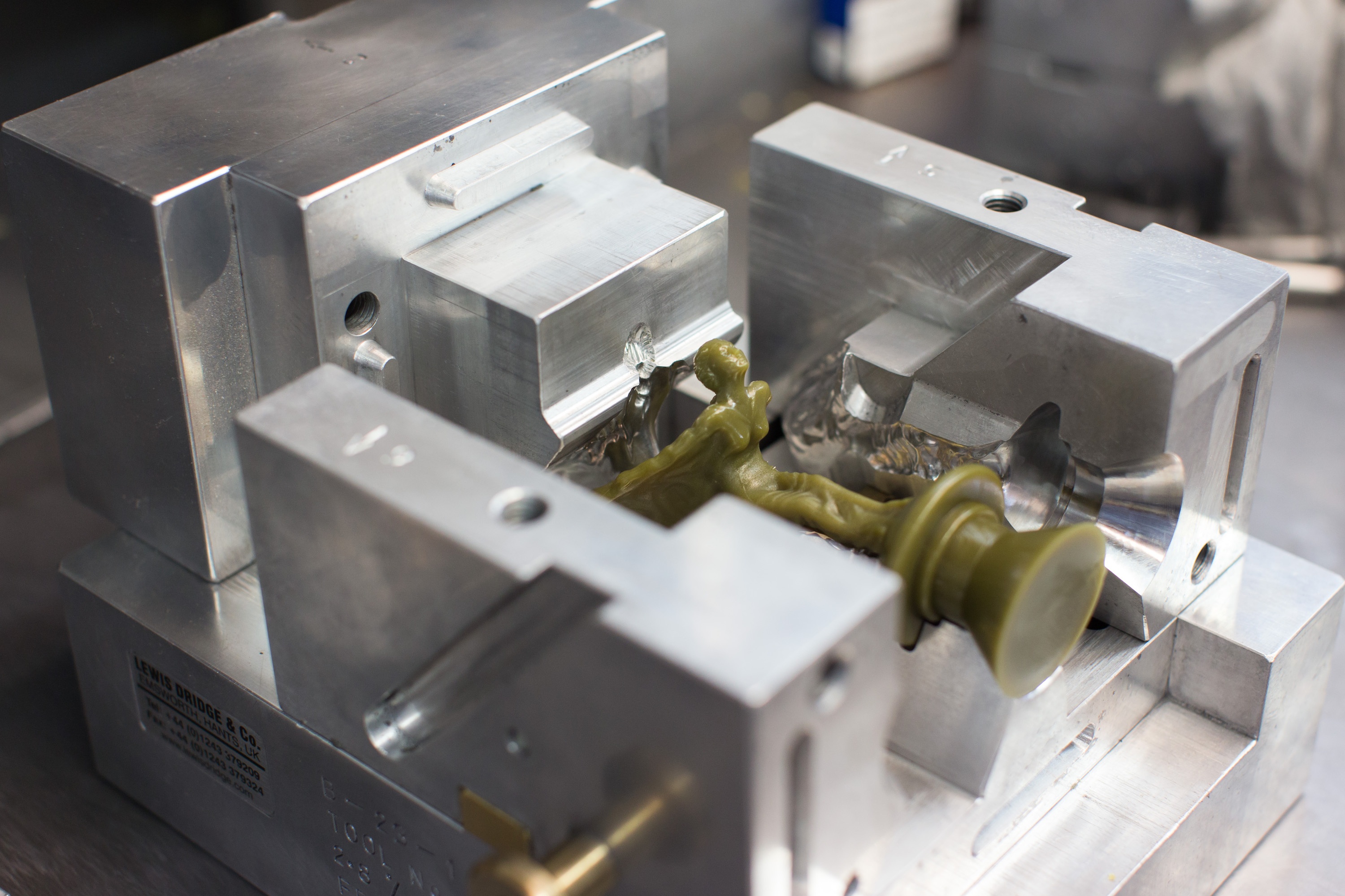 chi tiết biểu tượng Rolls-Royce Spirit of Ecstasy ảnh 6 chi tiet bieu tuong Rolls-Royce Spirit of Ecstasy anh 6