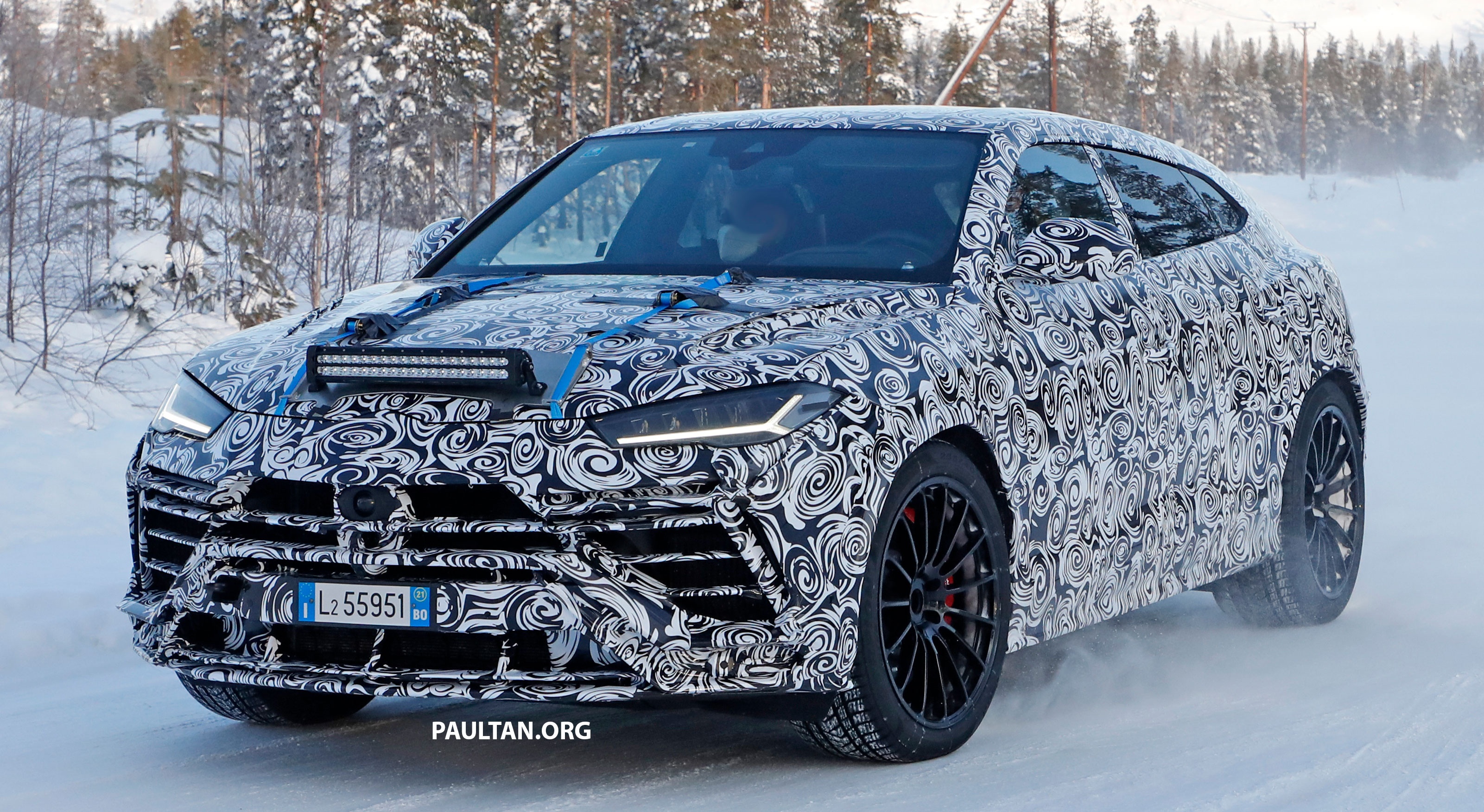 Lamborghini Urus lo anh chay thu anh 1