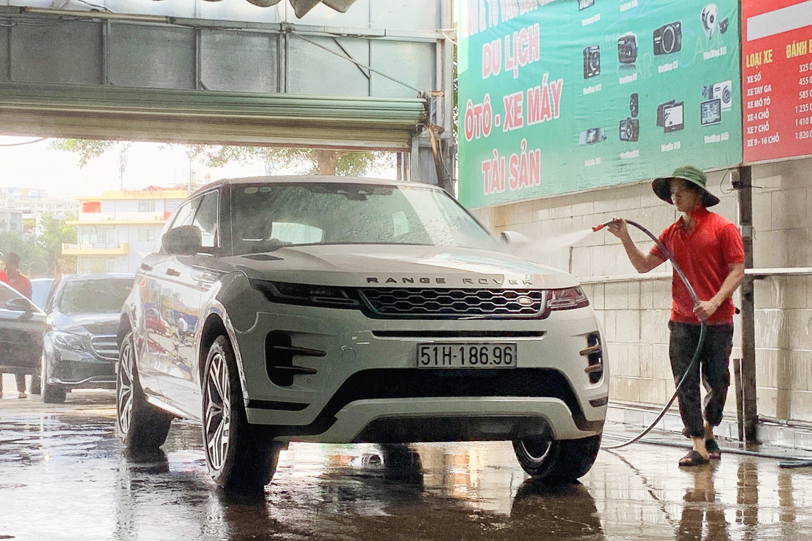 Dich vu rua xe tang gia gap doi trong ngay 30 Tet hinh anh