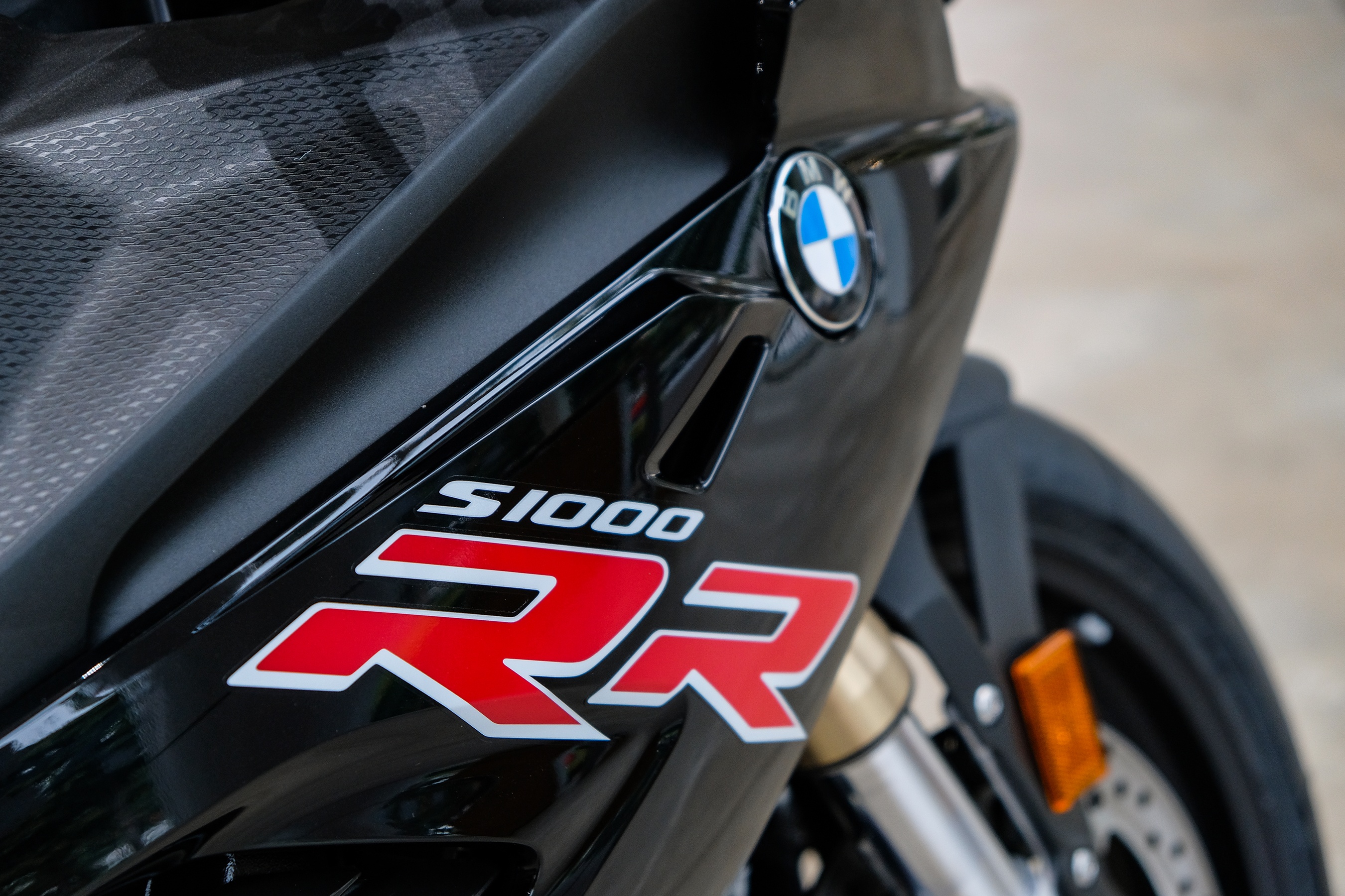 BMW S 1000 RR Black Storm Metallic ra mat anh 3