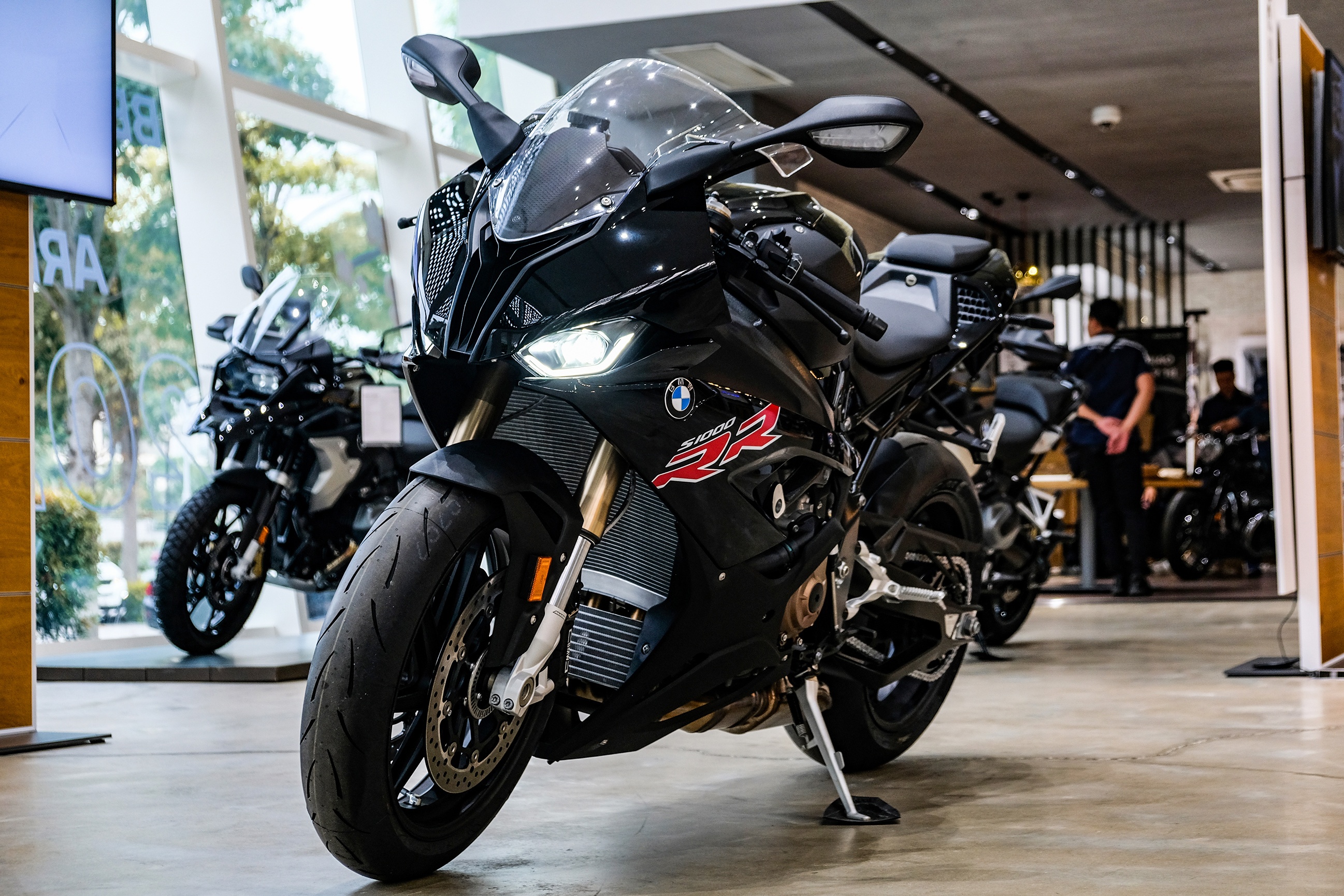 Chi tiet BMW S 1000 RR Black Storm Metallic gia gan 1 ty dong hinh anh