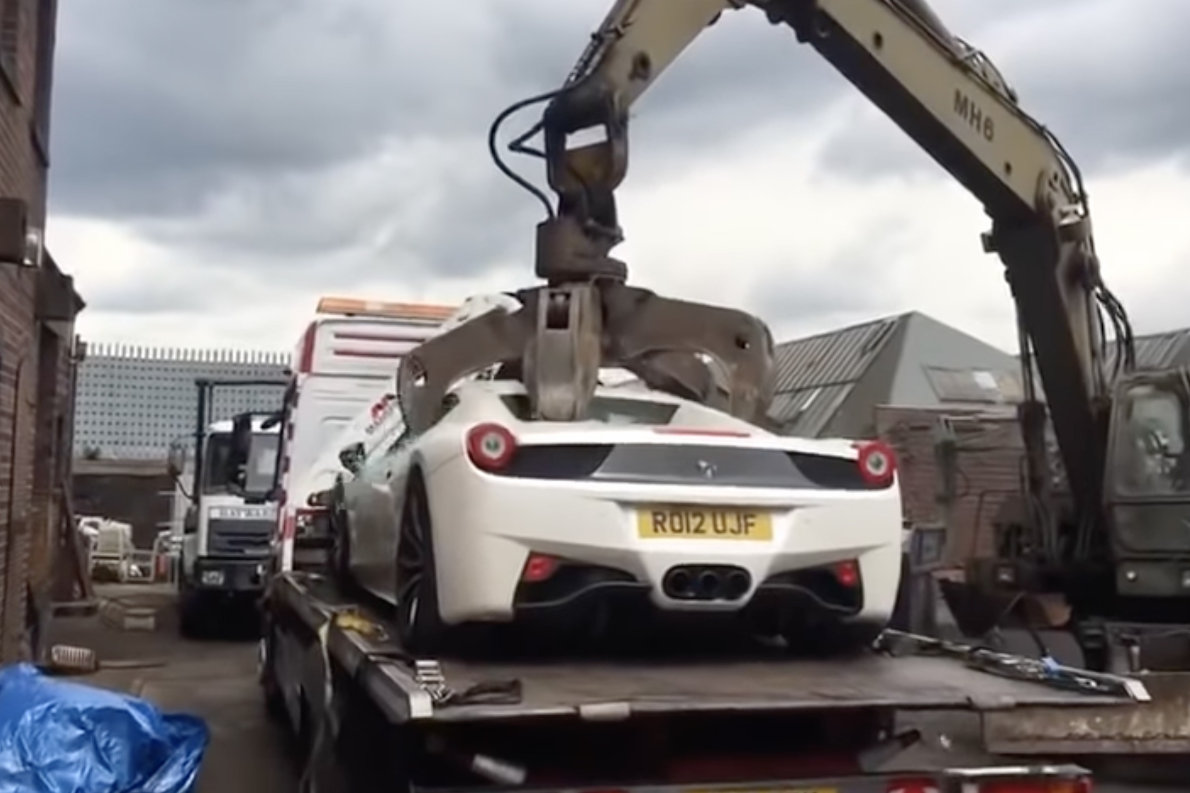 Canh sat Anh bi kien vi pha huy sieu xe Ferrari hinh anh