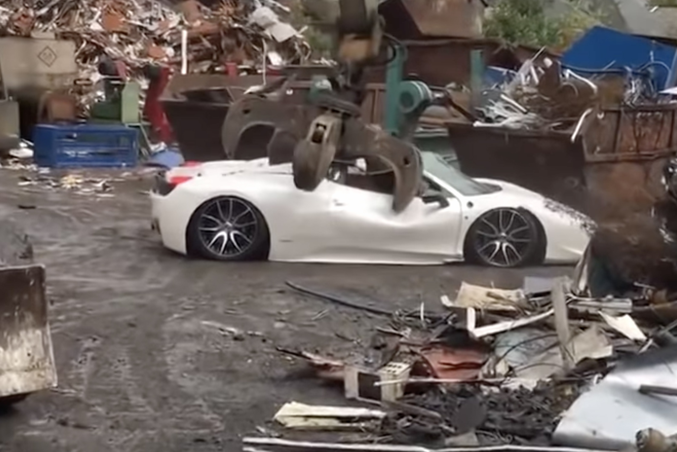 Canh sat Anh bi kien vi pha huy sieu xe Ferrari anh 2