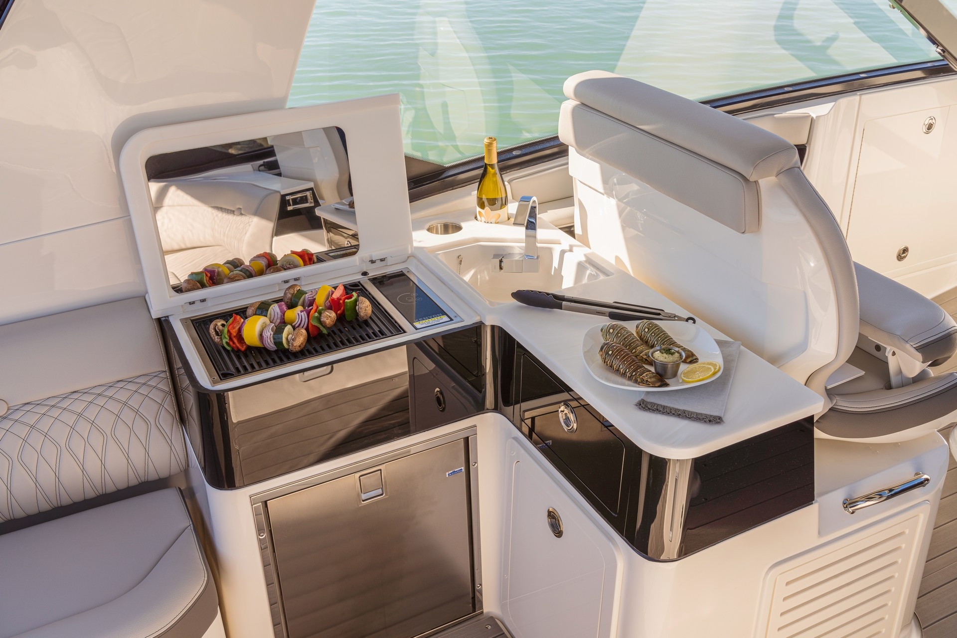 Sea Ray Sundancer 370 Outboard ra mắt ảnh 7 Sea Ray Sundancer 370 Outboard ra mat anh 7