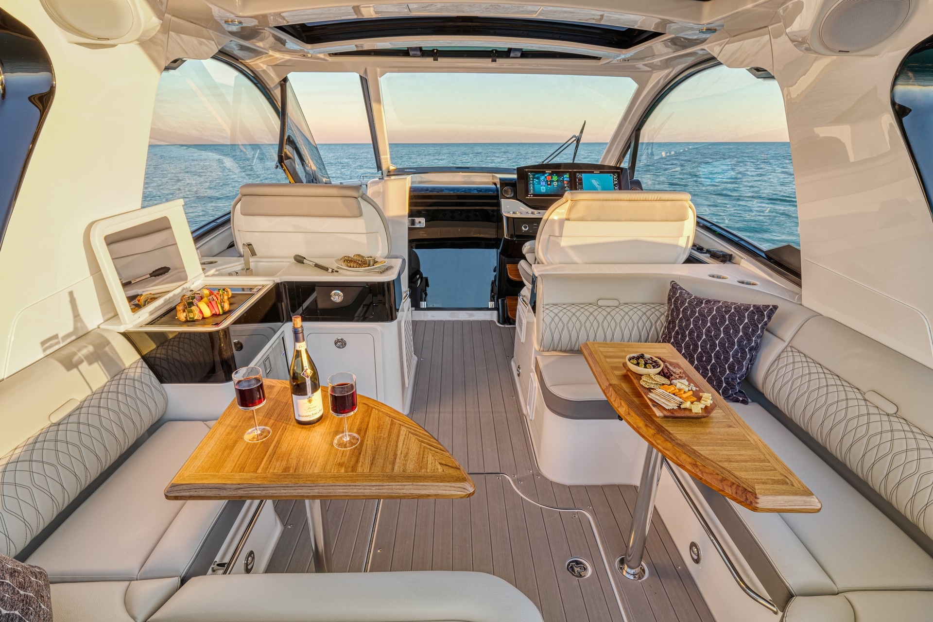 Sea Ray Sundancer 370 Outboard ra mắt ảnh 6 Sea Ray Sundancer 370 Outboard ra mat anh 6