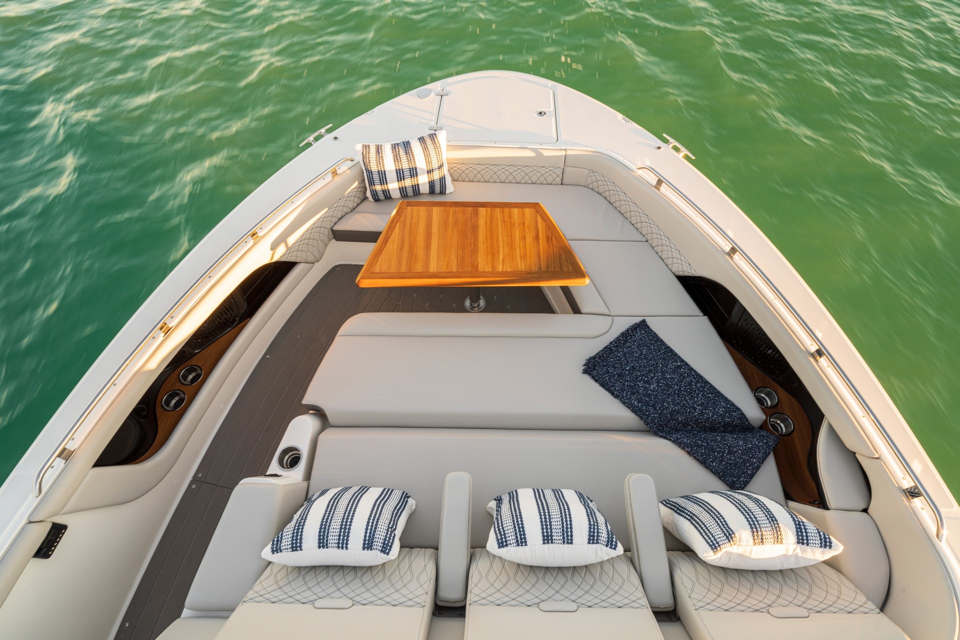 Sea Ray Sundancer 370 Outboard ra mắt ảnh 8 Sea Ray Sundancer 370 Outboard ra mat anh 8