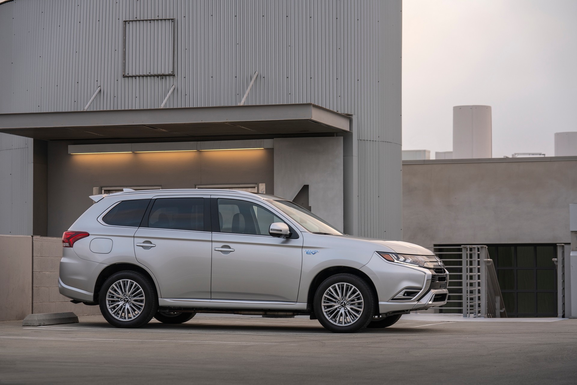 Mitsubishi Outlander PHEV 2021 ra mắt ảnh 2 Mitsubishi Outlander PHEV 2021 ra mat anh 2