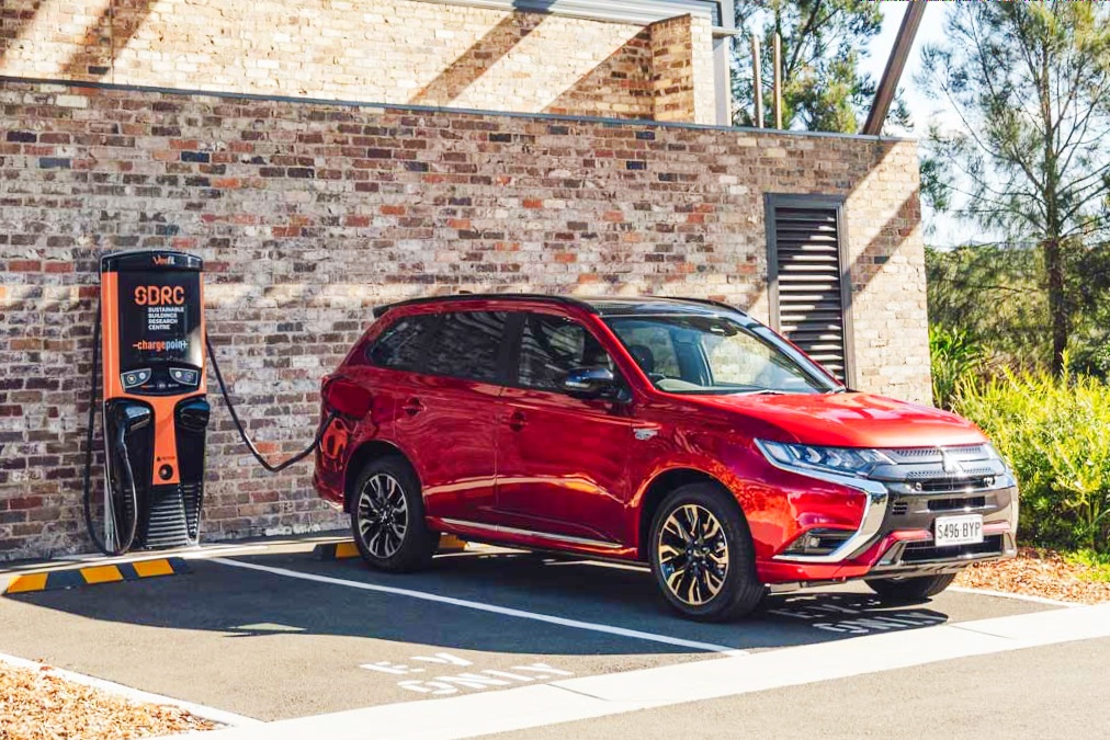 Mitsubishi Outlander PHEV moi ra mat tai Bac My van la the he cu hinh anh