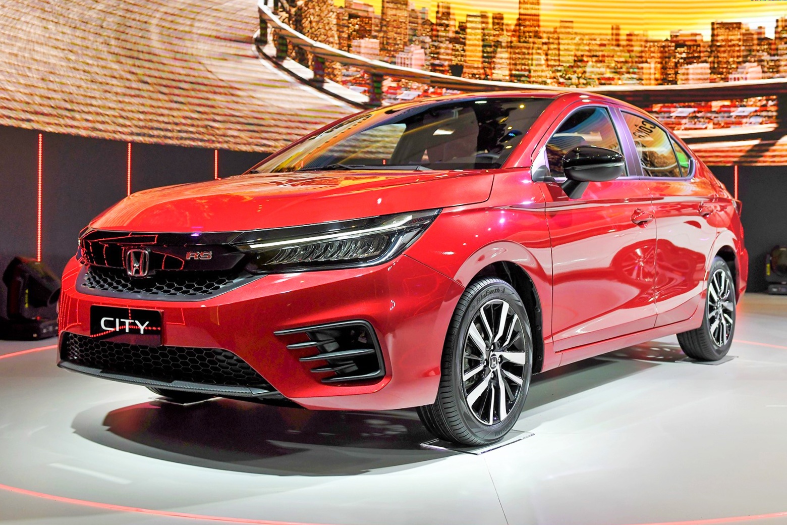 Gia lan banh cac mau sedan pho thong vua duoc ra mat tai Viet Nam hinh anh