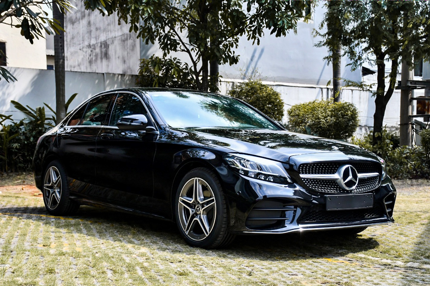 Duoi 1,5 ty dong, chon Mercedes-Benz C 180 AMG hay Honda Accord? hinh anh