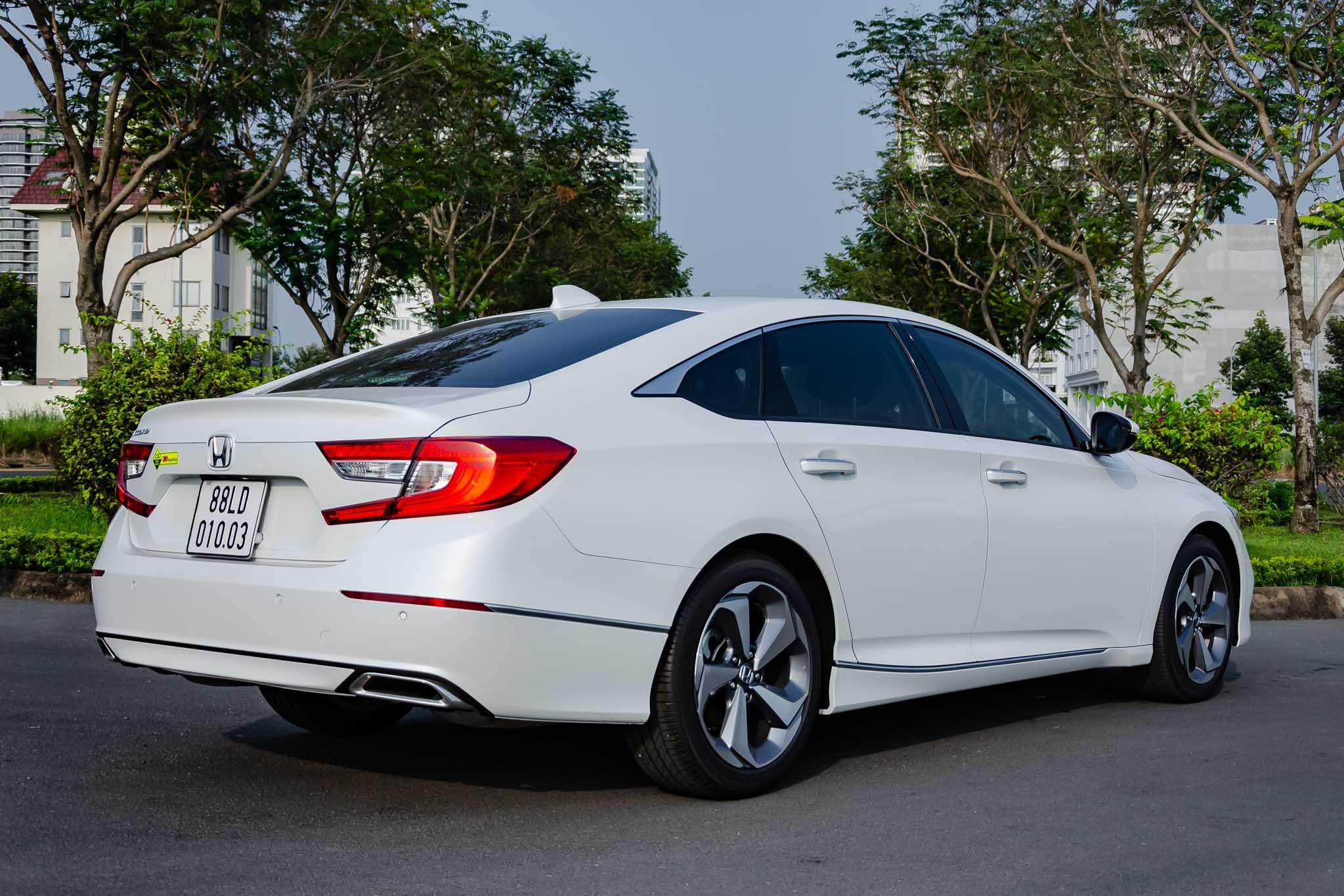 So sánh Mercedes-Benz C 180 AMG và Honda Accord ảnh 5 So sanh Mercedes-Benz C 180 AMG va Honda Accord anh 5