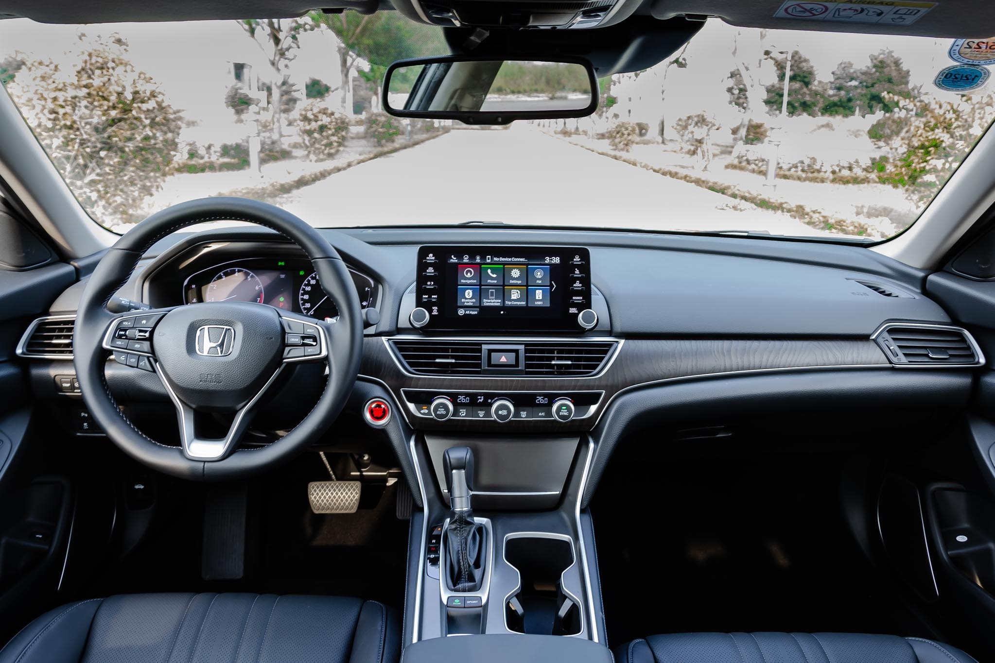 So sánh Mercedes-Benz C 180 AMG và Honda Accord ảnh 11 So sanh Mercedes-Benz C 180 AMG va Honda Accord anh 11