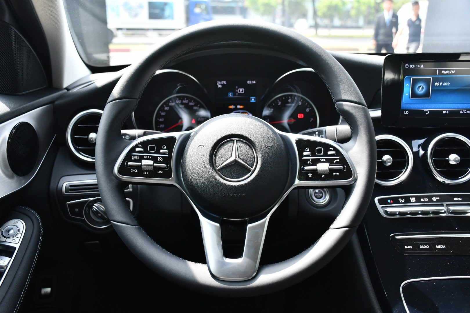 So sánh Mercedes-Benz C 180 AMG và Honda Accord ảnh 18 So sanh Mercedes-Benz C 180 AMG va Honda Accord anh 18