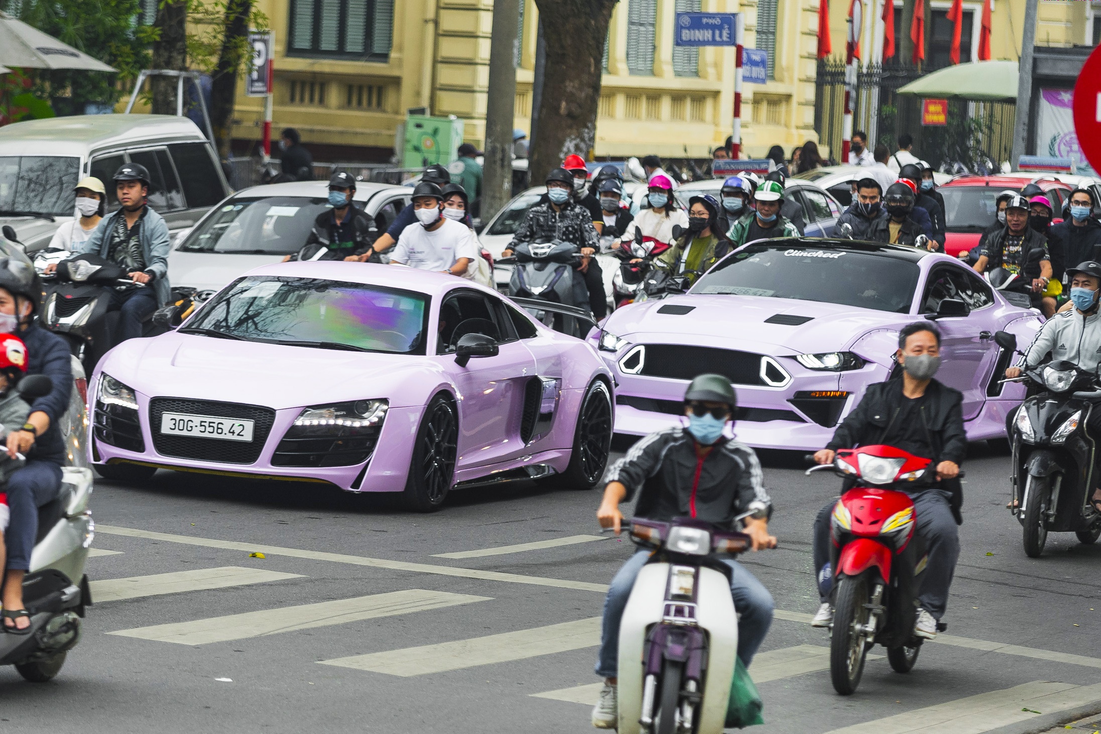 Dàn siêu xe nhiều màu sắc dạo phố Hà Nội ảnh 1 Dan sieu xe nhieu mau sac dao pho Ha Noi anh 1