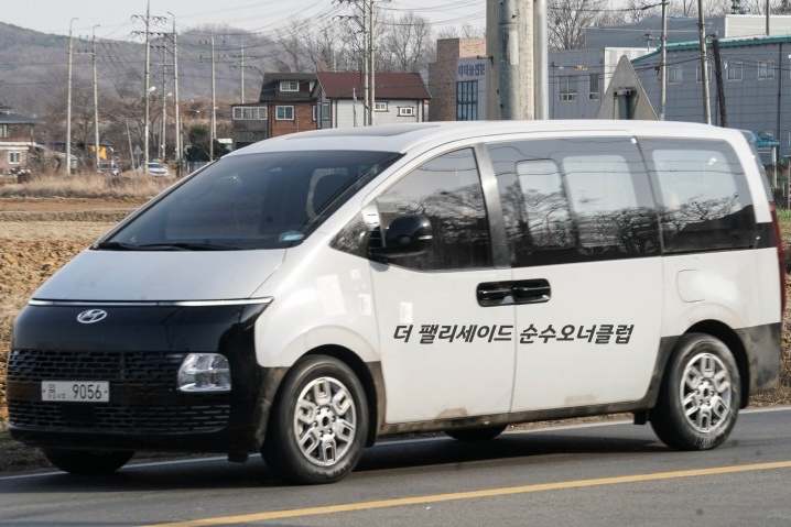 Hyundai Staria lo dien tren duong thu hinh anh