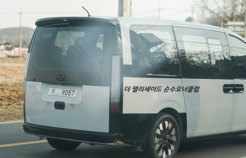 Hyundai Staria lo dien tren duong thu anh 3