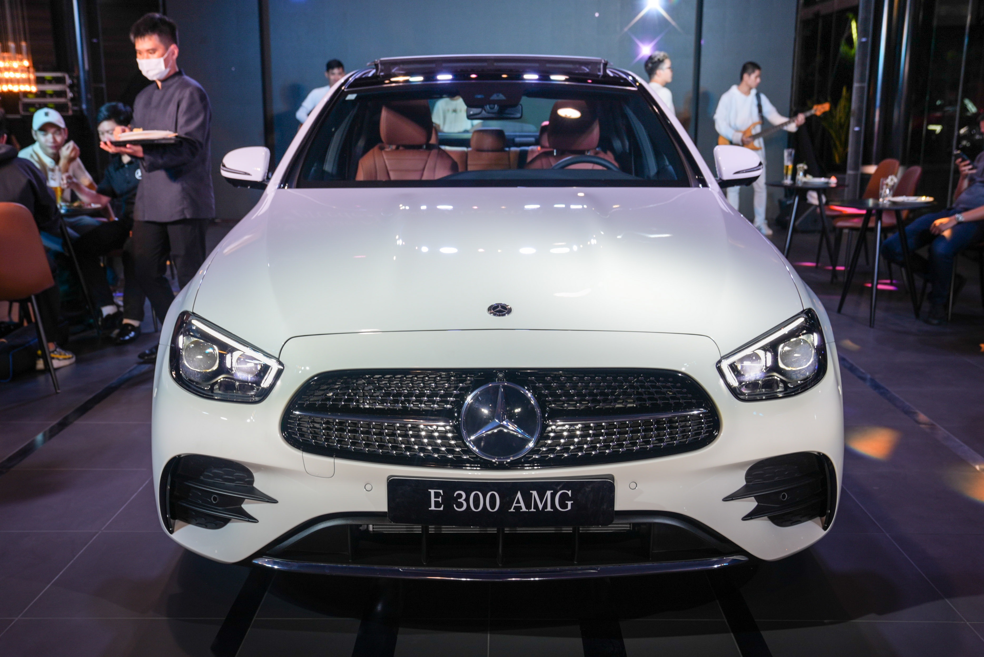 Chon Mercedes-Benz E-Class hay Volvo S90 anh 14