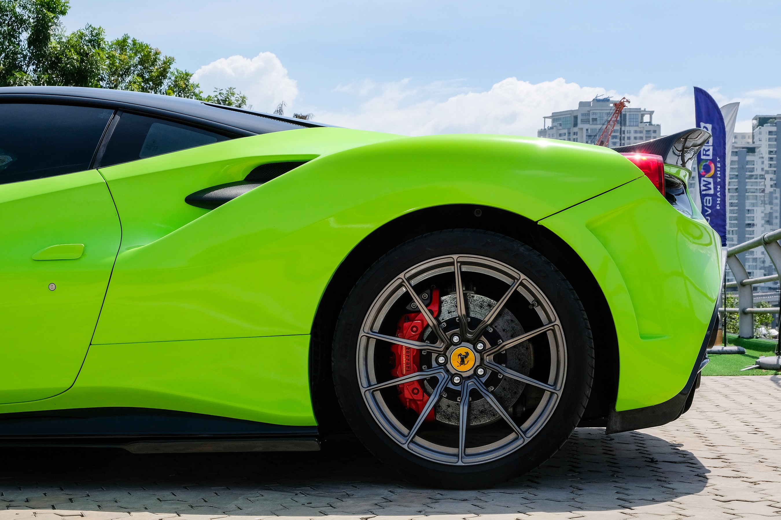 Ferrari 488 GTB do SVR doi mau moi anh 8