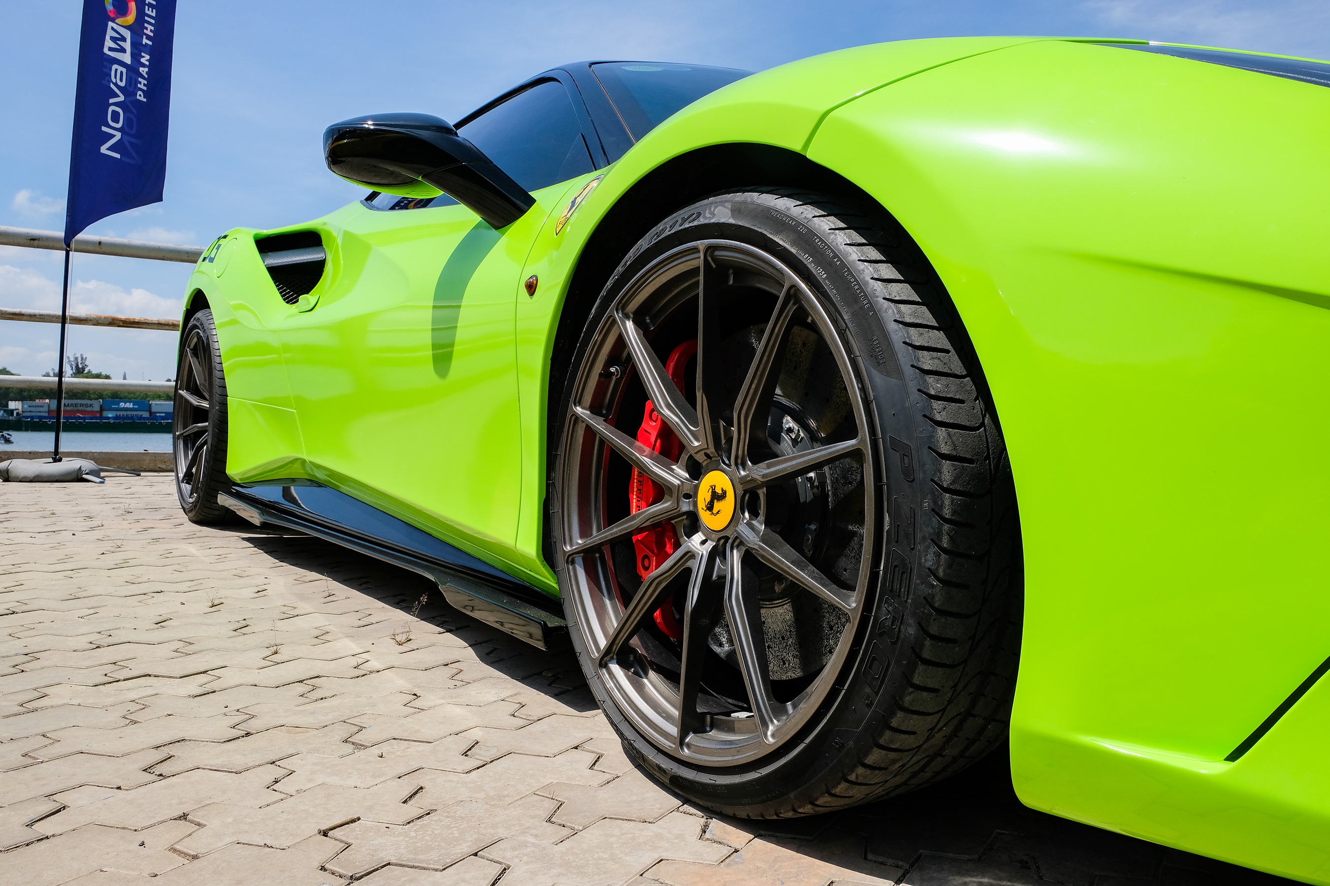 Ferrari 488 GTB do SVR doi mau moi anh 11