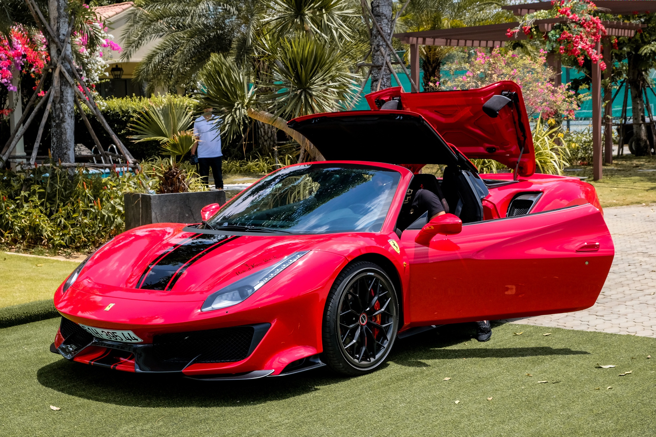 Sieu xe 40 ty dong Ferrari 488 Pista Spider duoc gan bo mam hang doc hinh anh