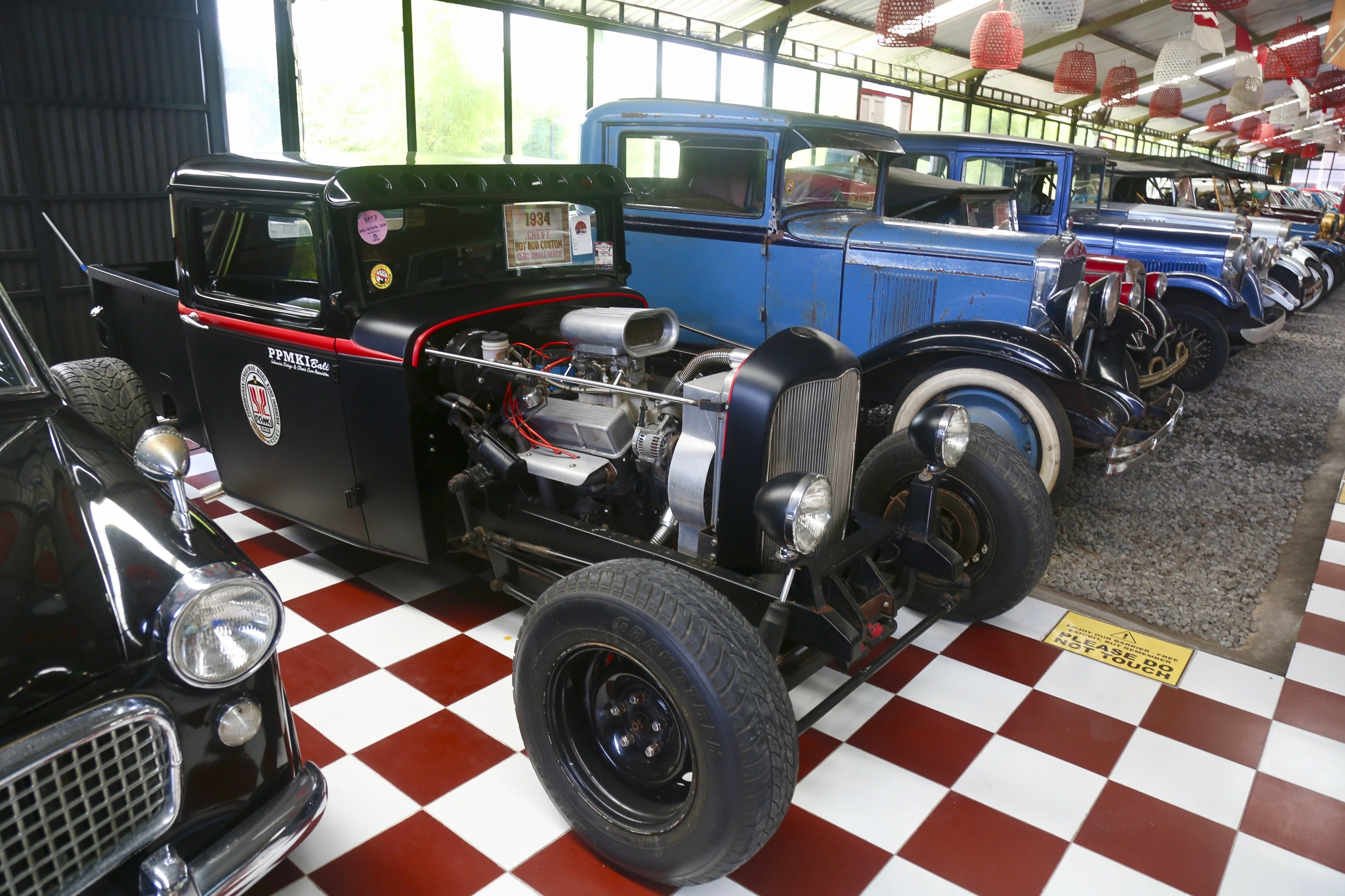 Doanh nhan trung bay bo suu tap xe co de kiem tien vi dich Covid-19 anh 3