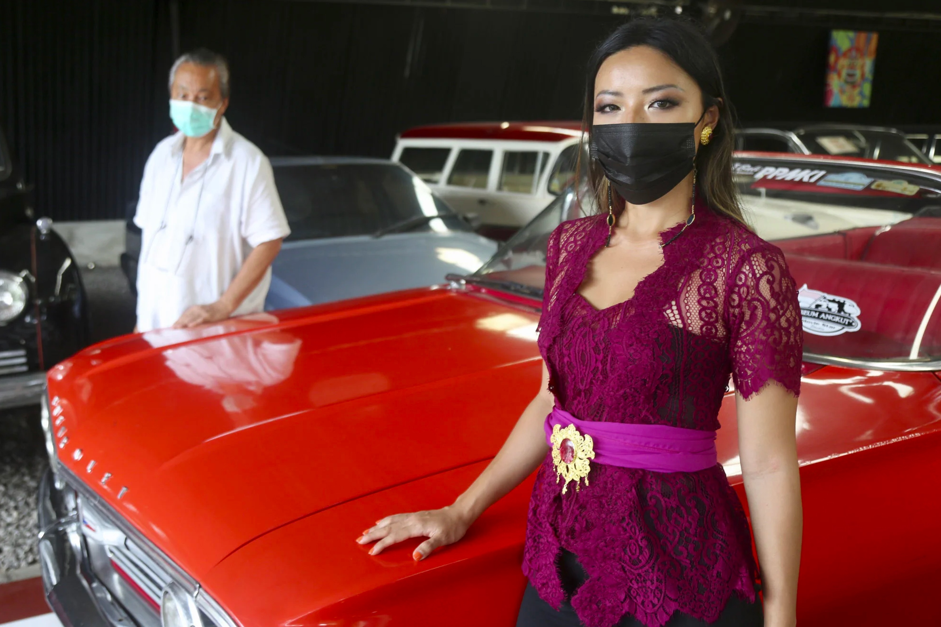 Doanh nhan mang xe co ra trung bay de kiem tien vi dich Covid-19 hinh anh