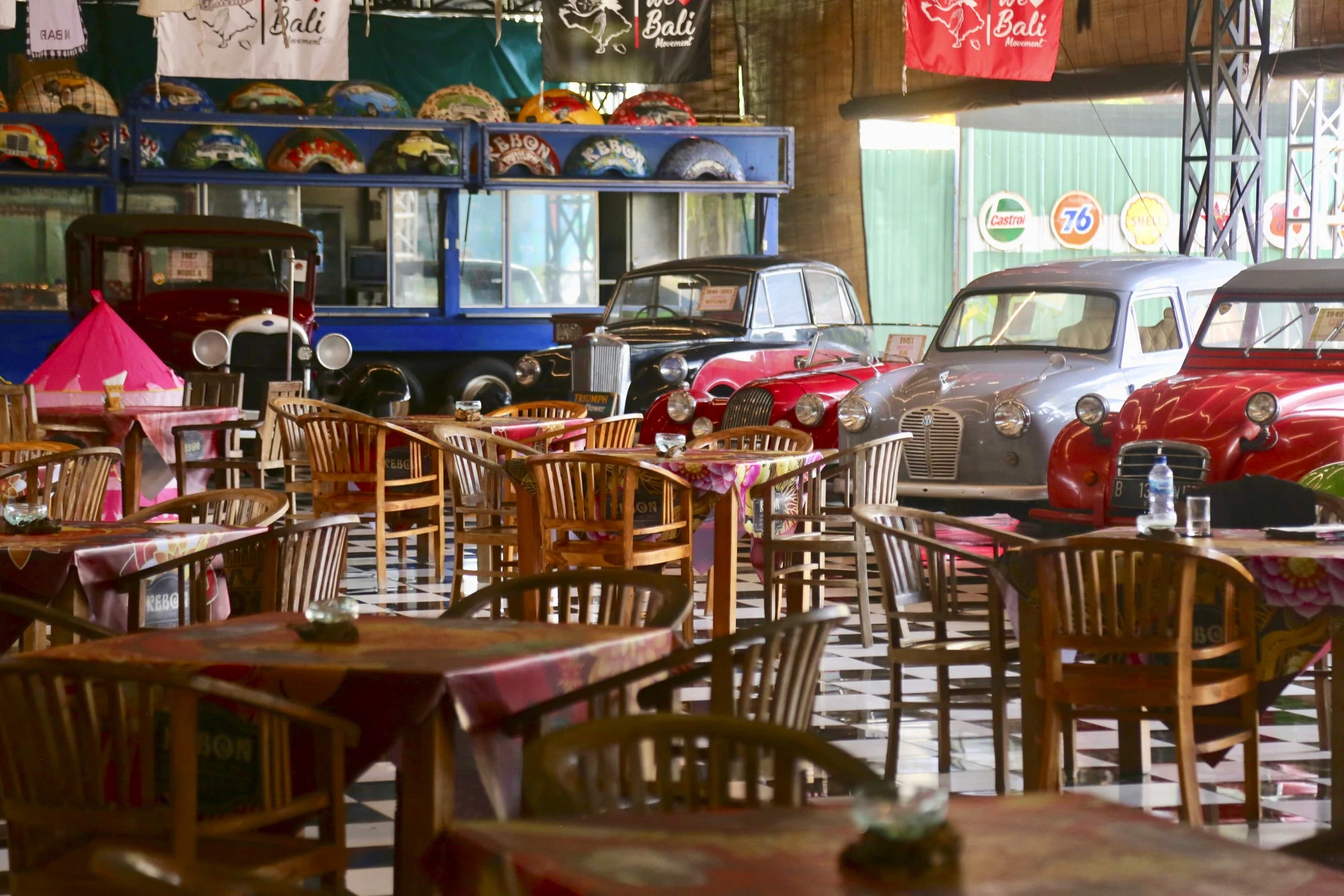 Doanh nhan trung bay bo suu tap xe co de kiem tien vi dich Covid-19 anh 1