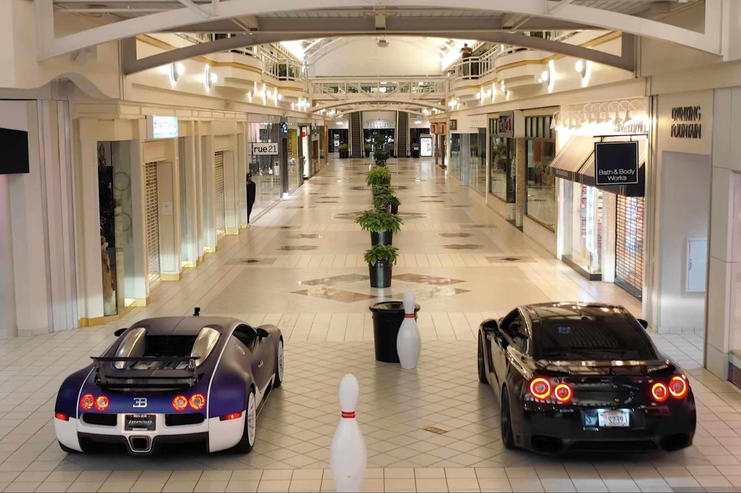 Bugatti thua Nissan GT-R trong cuộc đua trong trung tâm thương mại ảnh 1 Bugatti thua Nissan GT-R trong cuoc dua trong trung tam thuong mai anh 1