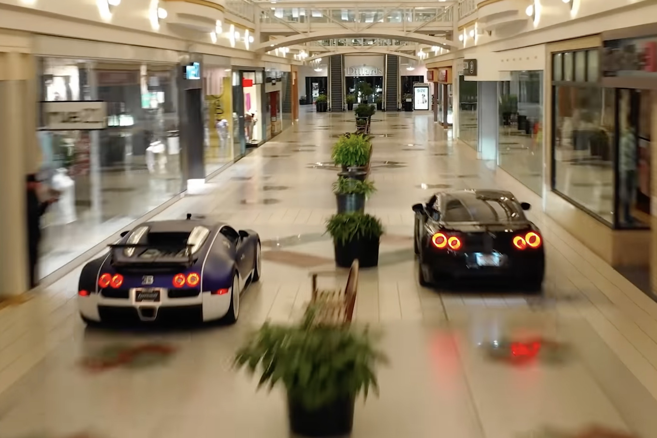 Bugatti thua Nissan GT-R o cuoc dua ben trong trung tam thuong mai hinh anh
