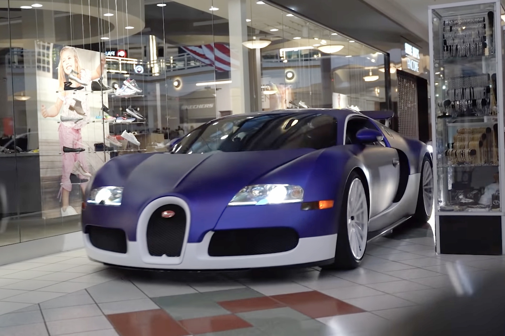 Bugatti thua Nissan GT-R trong cuộc đua trong trung tâm thương mại ảnh 2 Bugatti thua Nissan GT-R trong cuoc dua trong trung tam thuong mai anh 2