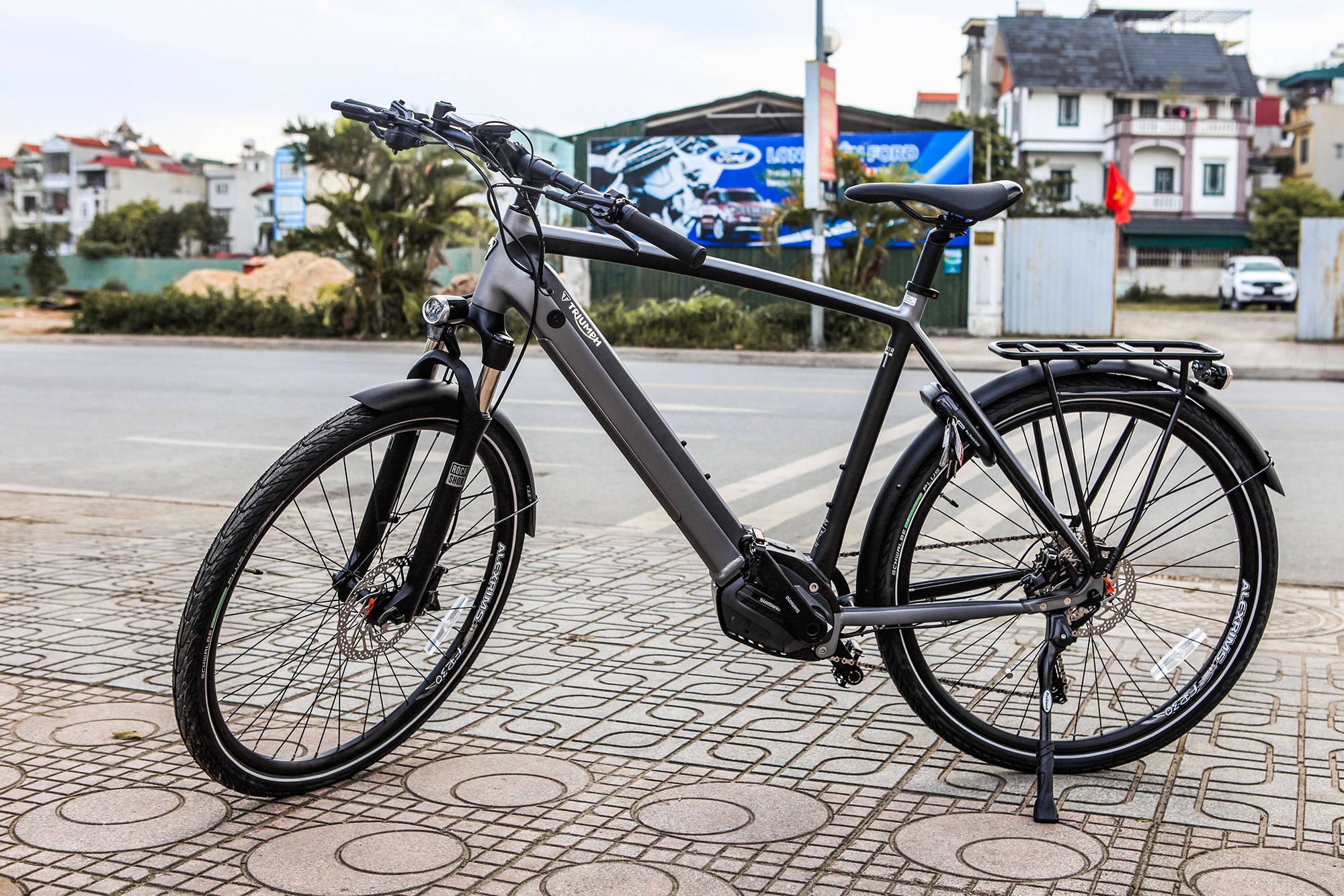 Chi tiet xe dap Triumph Trekker GT gia hon 100 trieu dong tai Viet Nam hinh anh