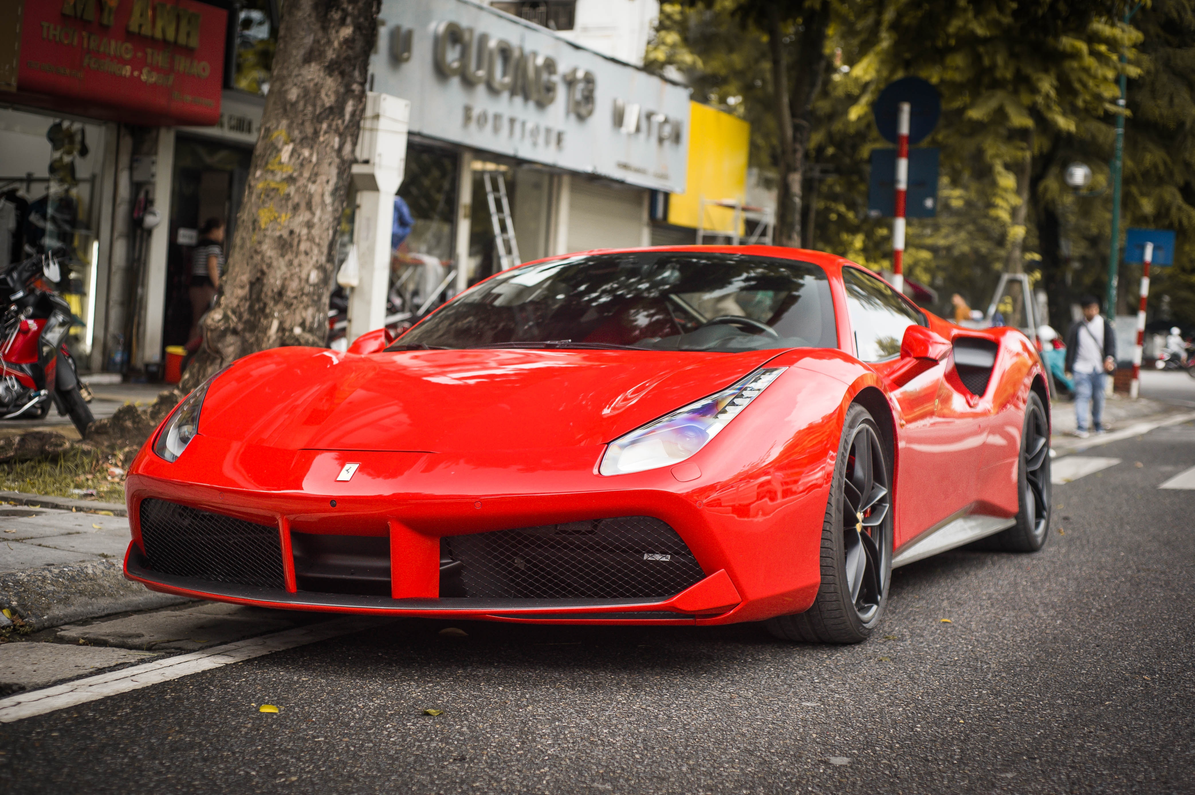 Tuan Hung ban sieu xe Ferrari 488 GTB hinh anh