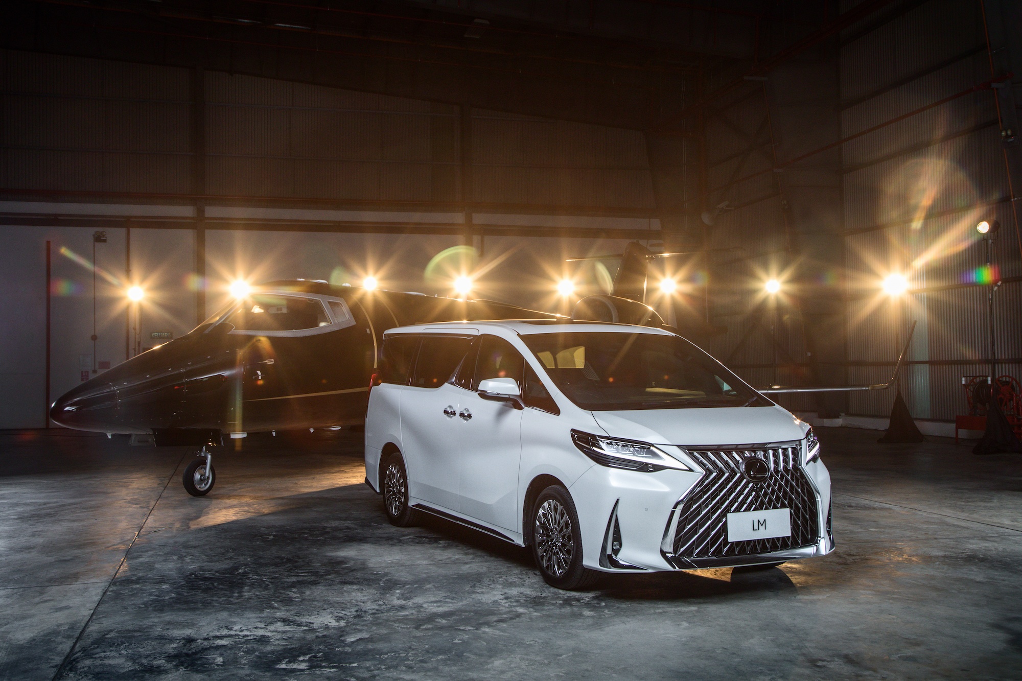 Lexus LM 350 được ra mắt tại Malaysia ảnh 1 Lexus LM 350 duoc ra mat tai Malaysia anh 1